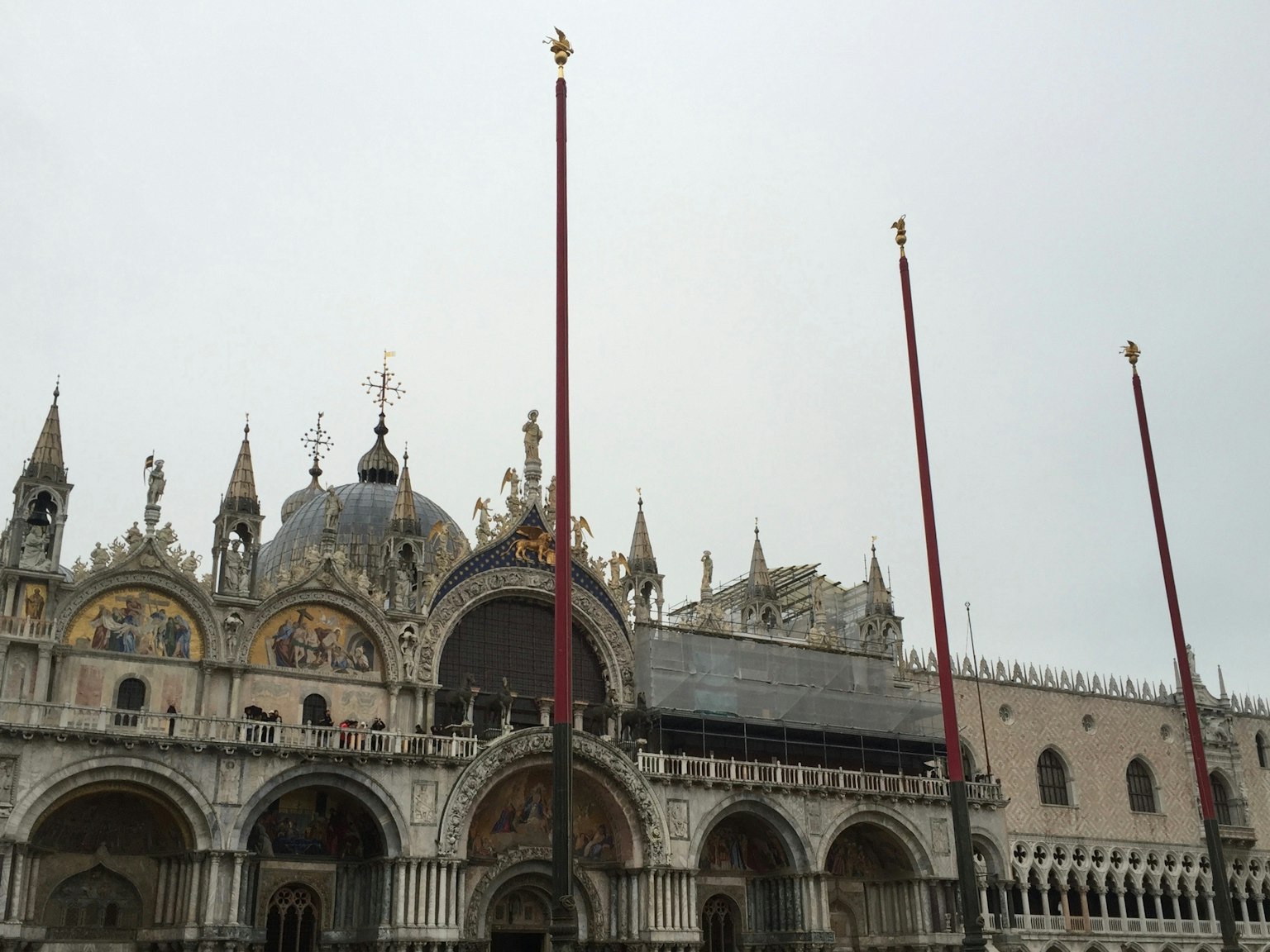 Vista esterna della basilica di San Marco con bandiere