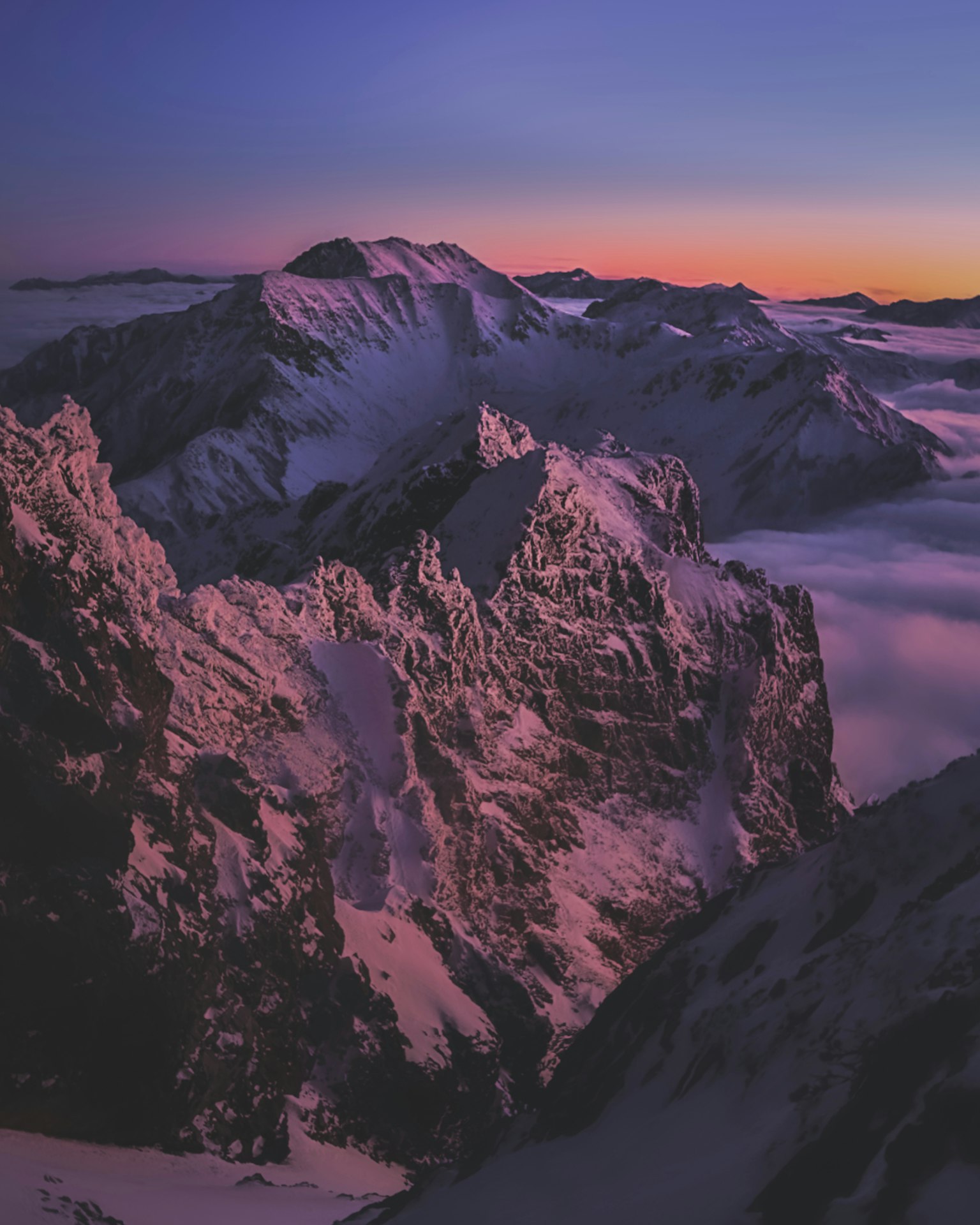 夕陽下的山脈與雲海