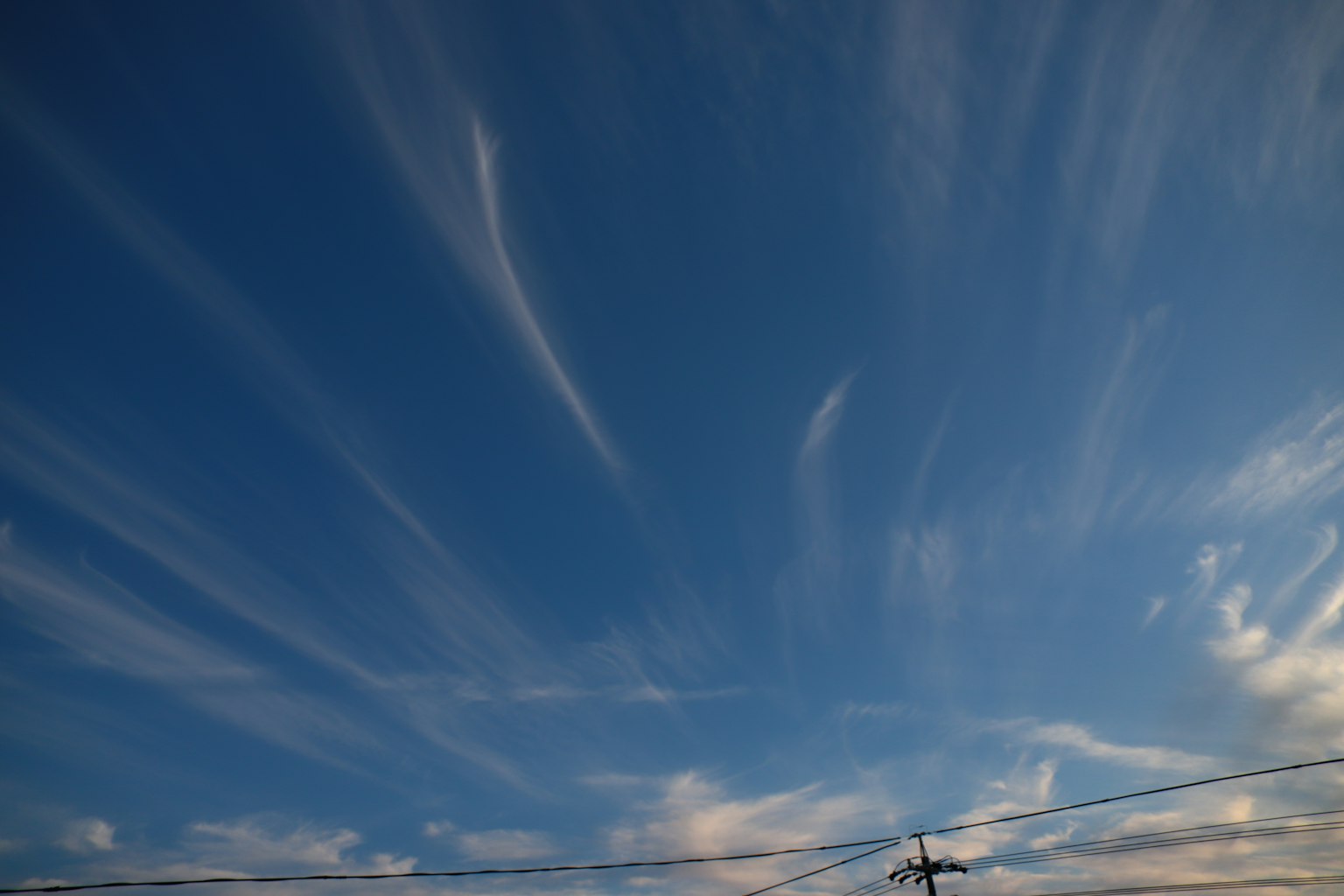 Rayas de nubes en un cielo azul
