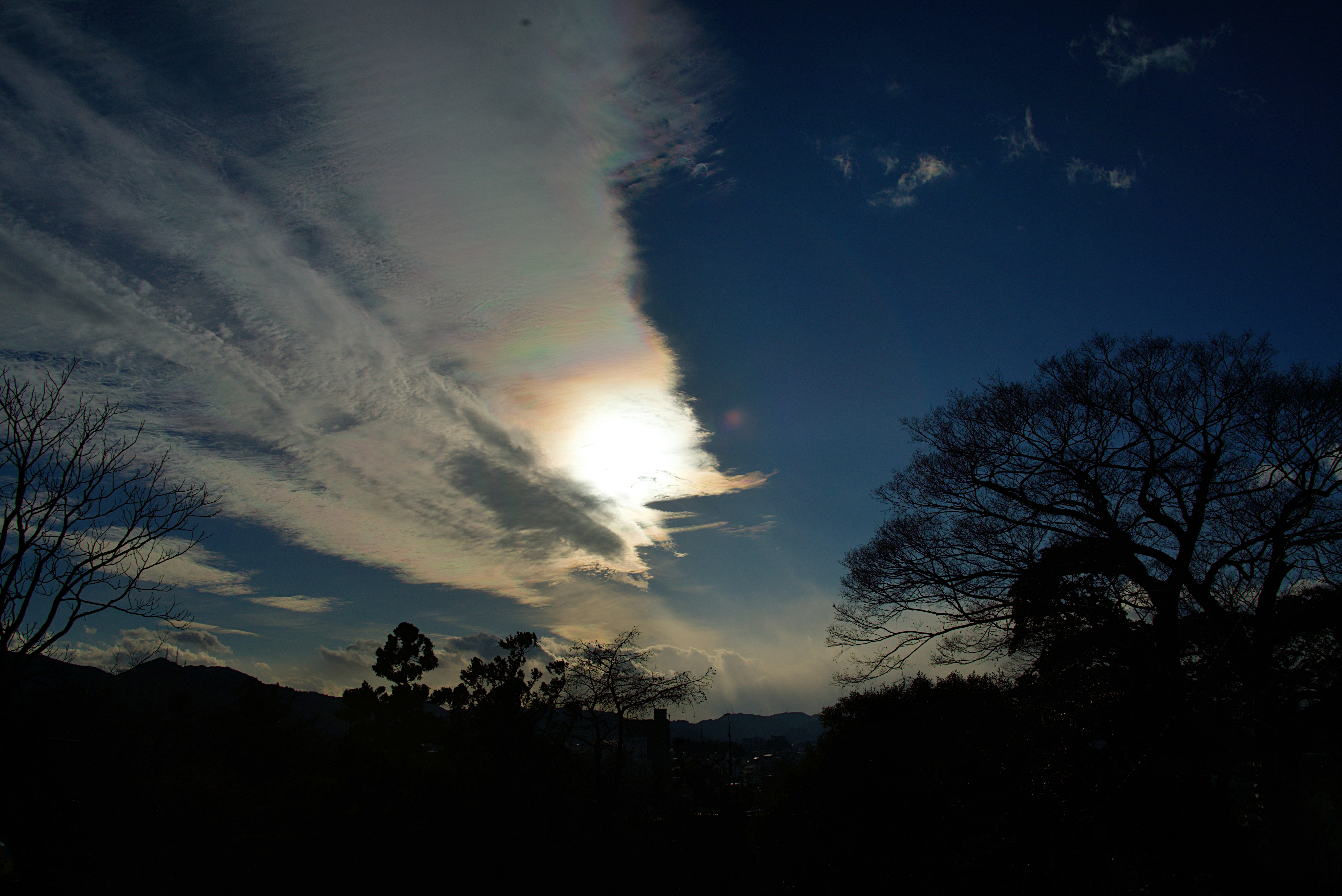 夕暮れの山並みと雲の流れ