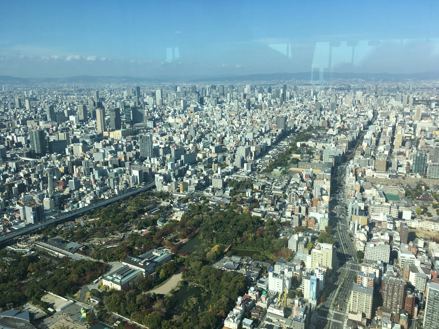 Khung cảnh toàn cảnh Osaka với các tòa nhà chọc trời và bố cục thành phố