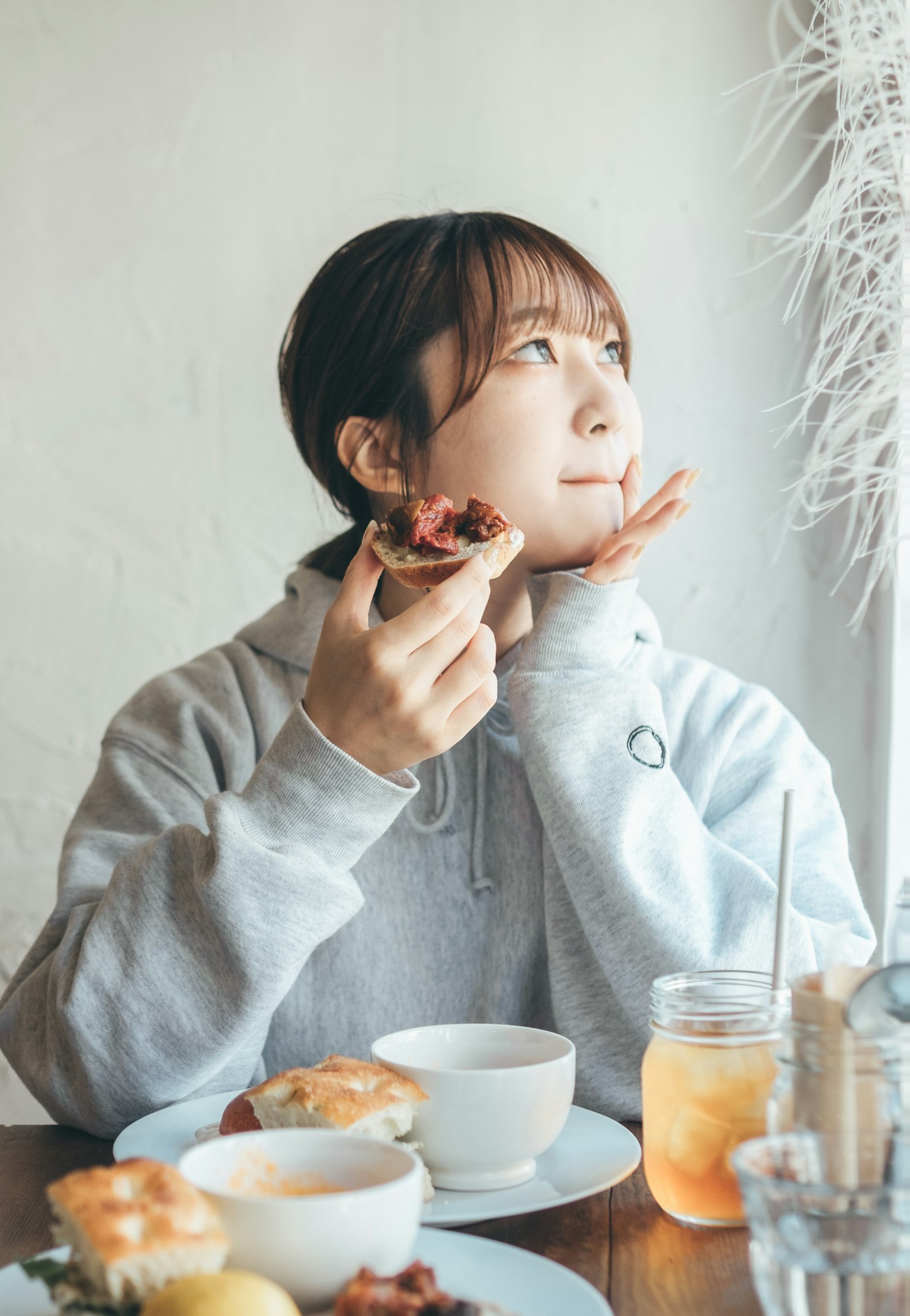 Eine Frau, die eine Mahlzeit genießt und nachdenklich ist