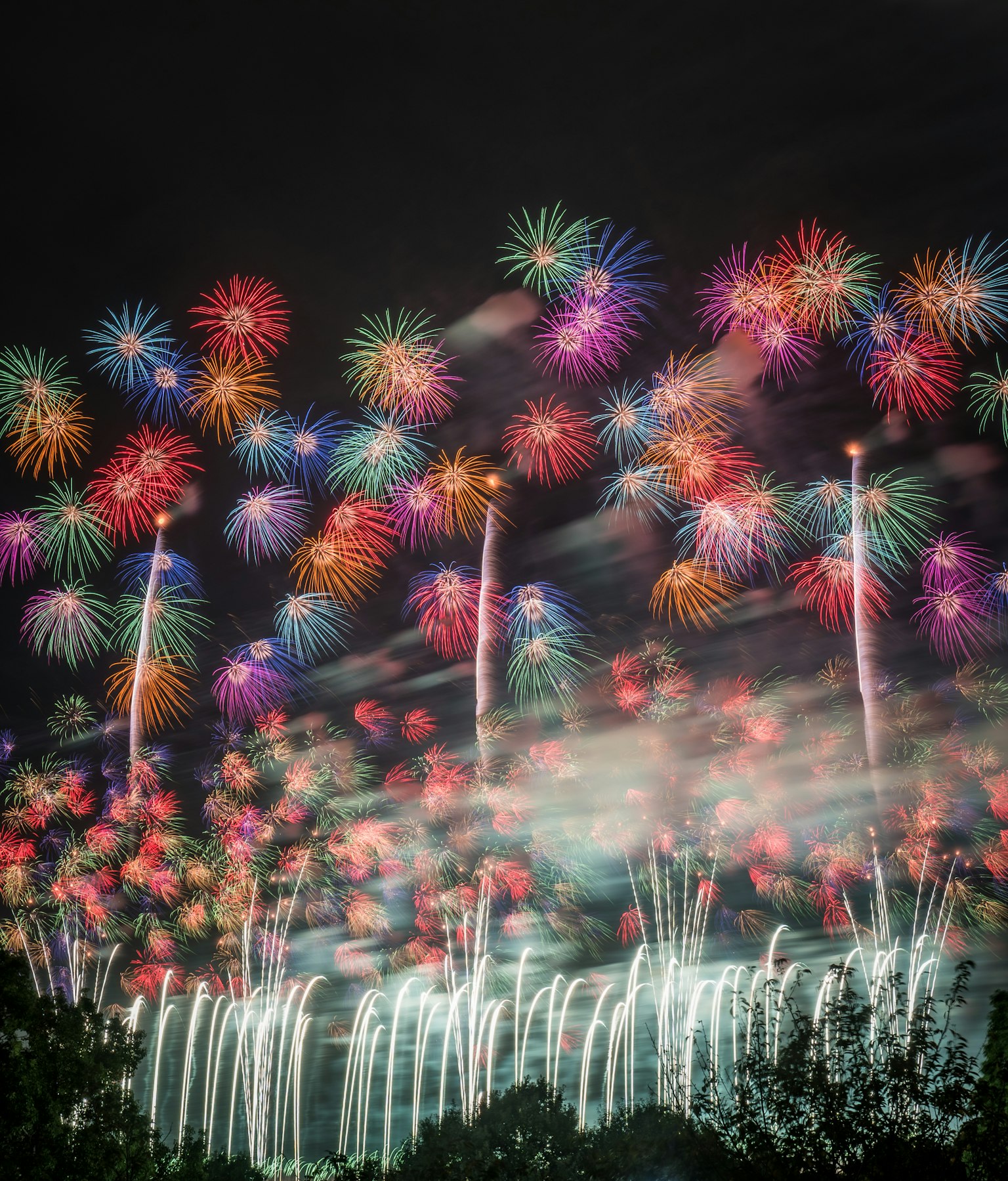 Fuochi d'artificio colorati esplodono nel cielo notturno creando una scena magica