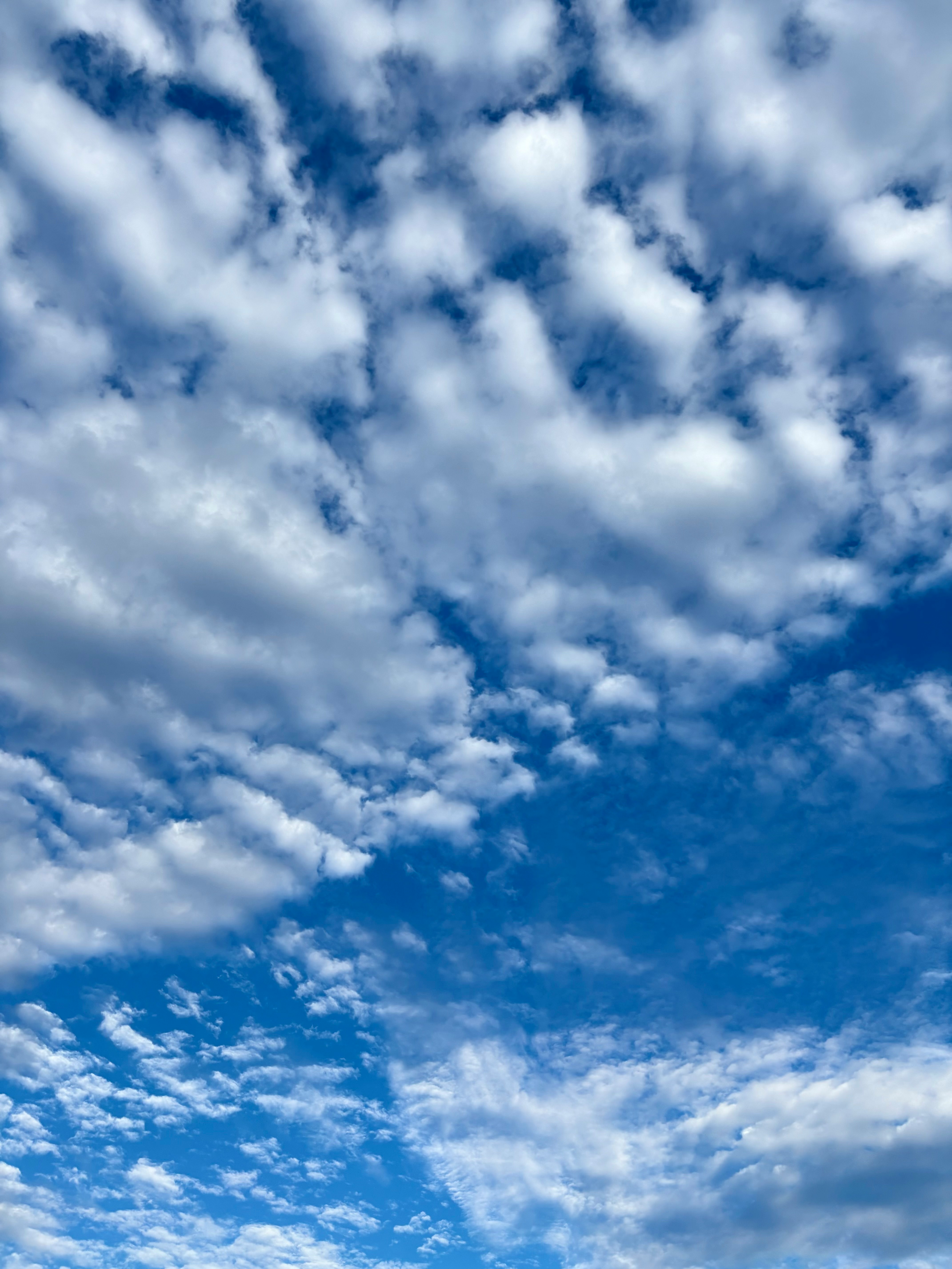 Langit musim gugur dengan awan luas dan langit biru