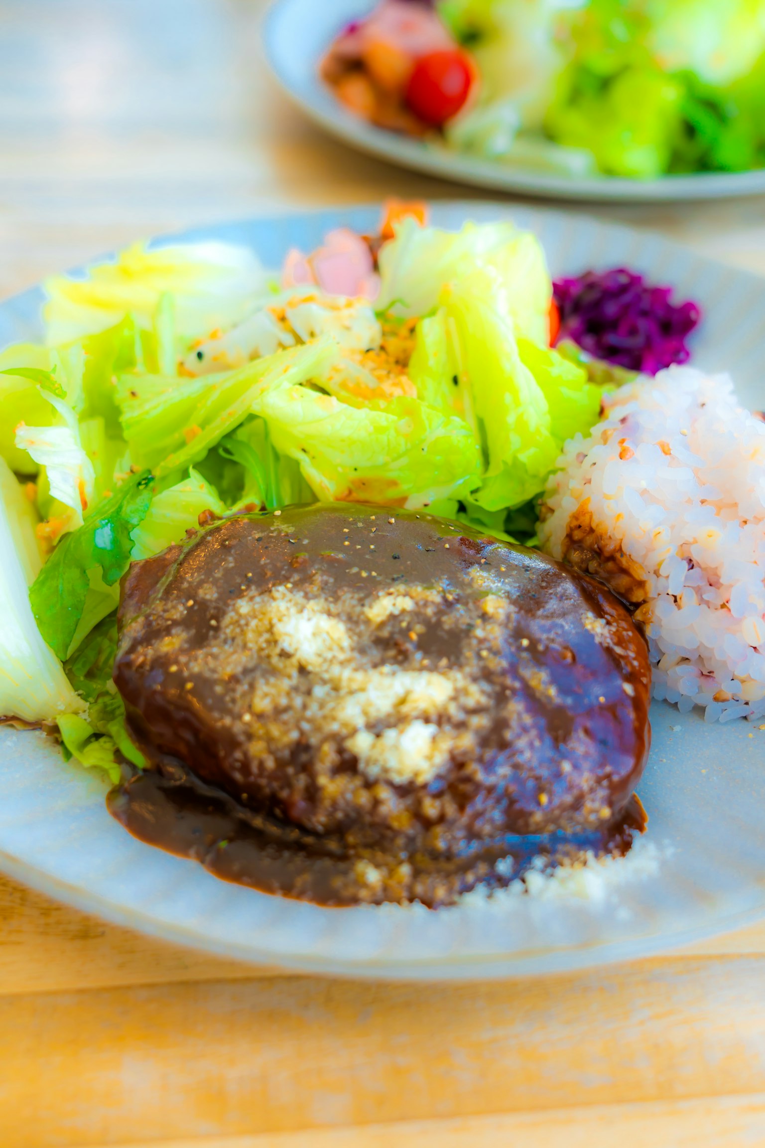 Teller mit Salat und Hamburger in lebendigen Farben und Texturen