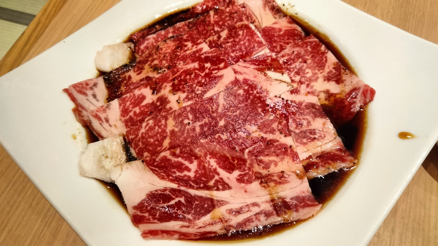 美麗的和牛肉浸泡在醬油中