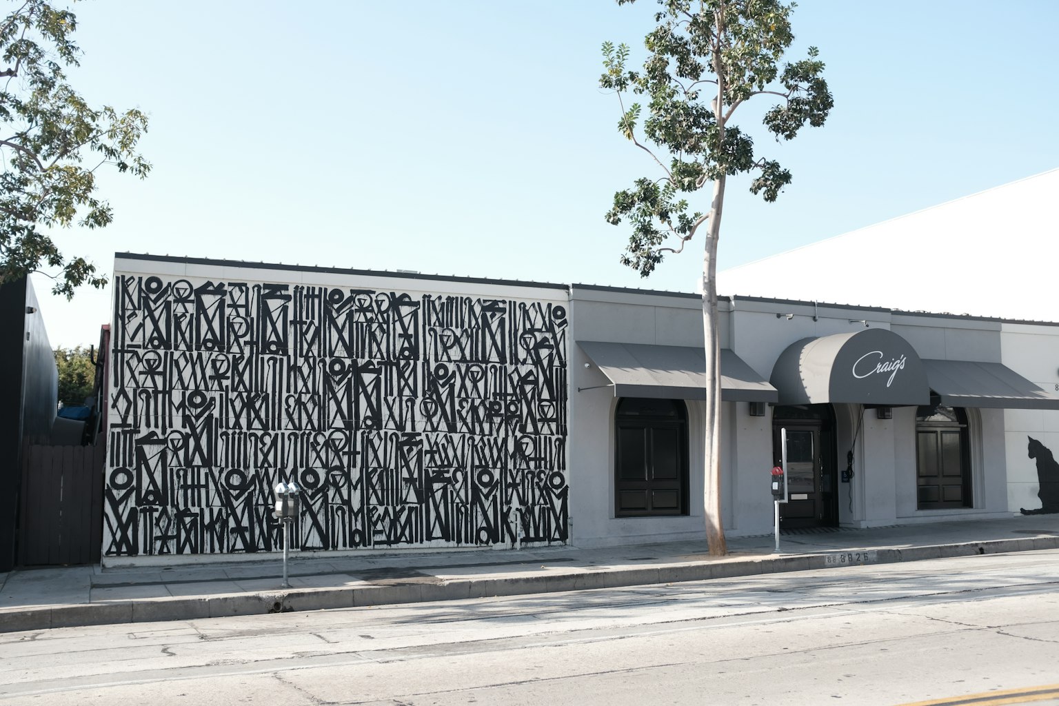 Extérieur d'un bâtiment avec une œuvre d'art en noir et blanc
