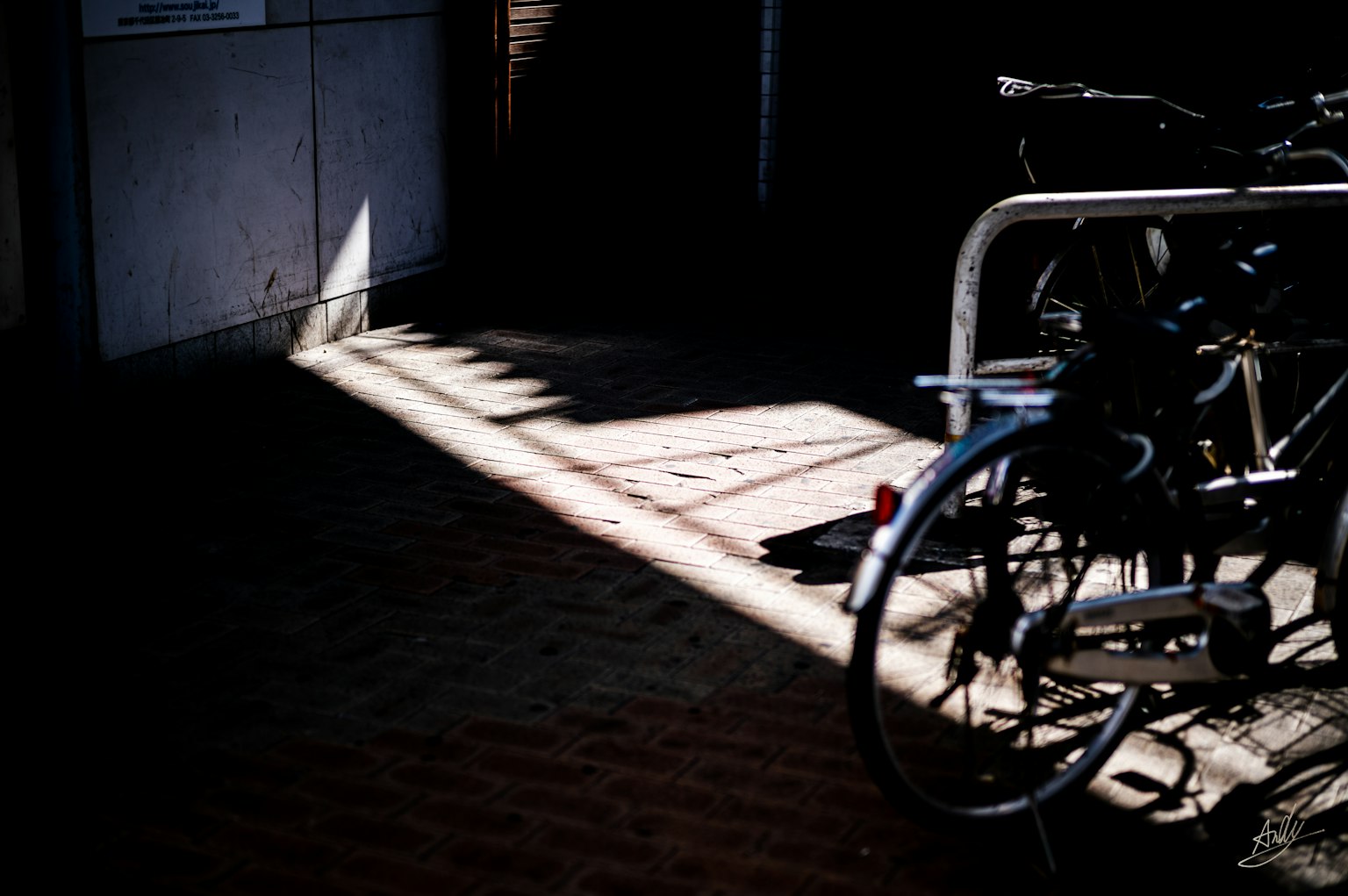 Contraste de lumière et d'ombre dans une zone peu éclairée avec des vélos