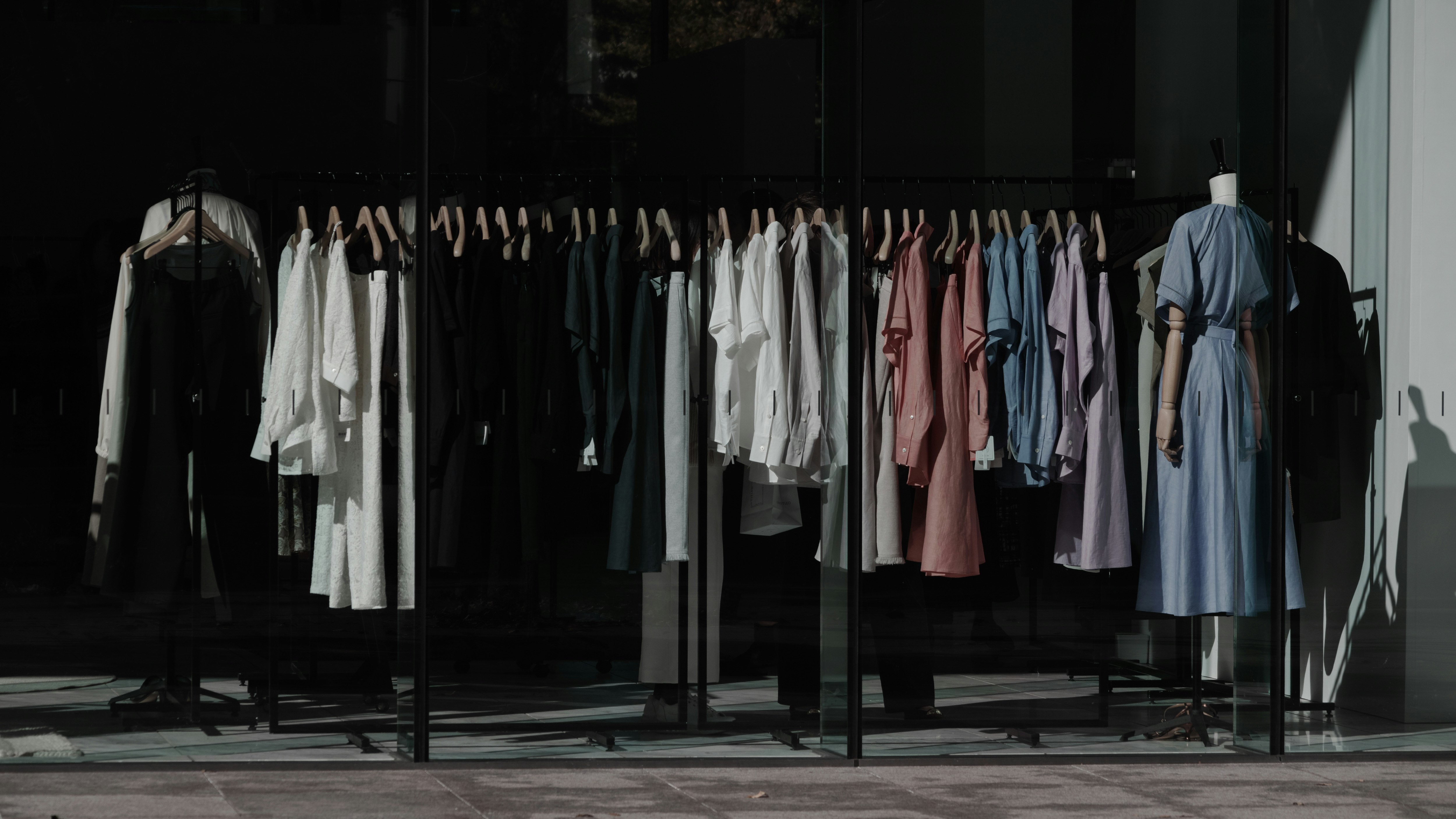 服が並ぶ路面の衣料店のディスプレイ