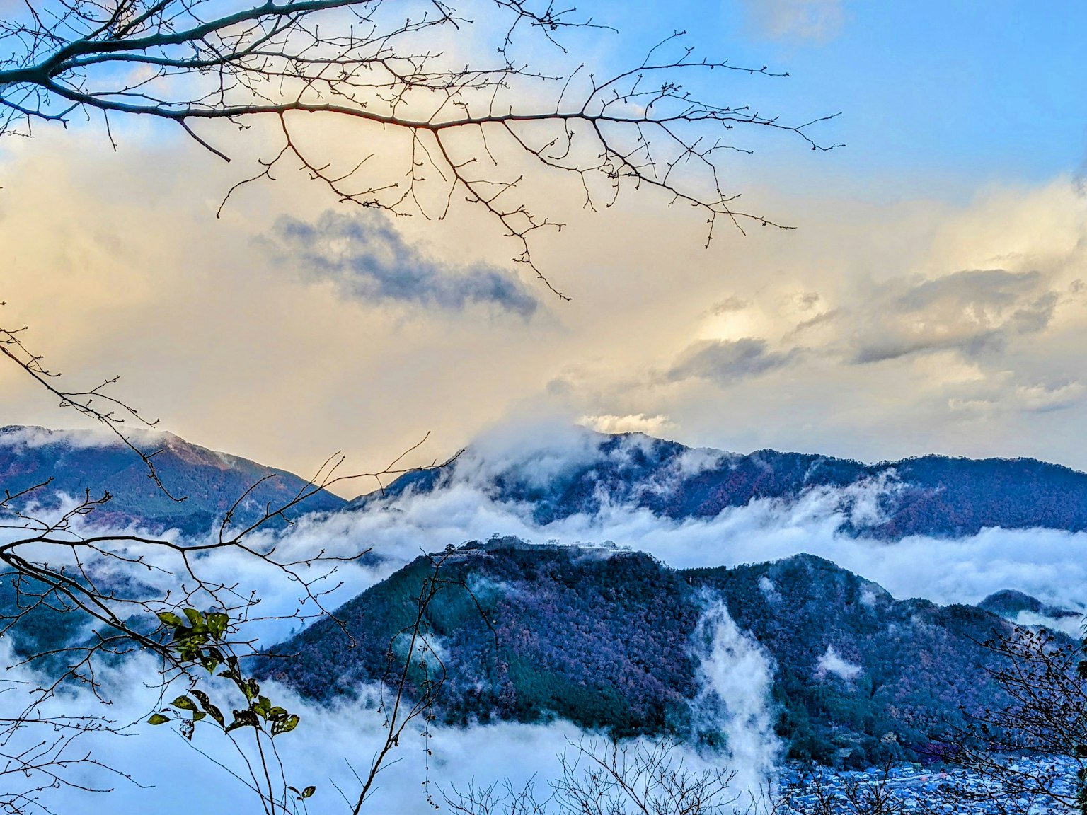 Paesaggio montano coperto di nuvole cielo blu e nuvole al tramonto
