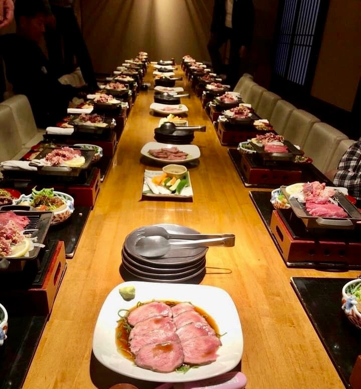 宴会用の焼肉プレートが並ぶ個室の食卓