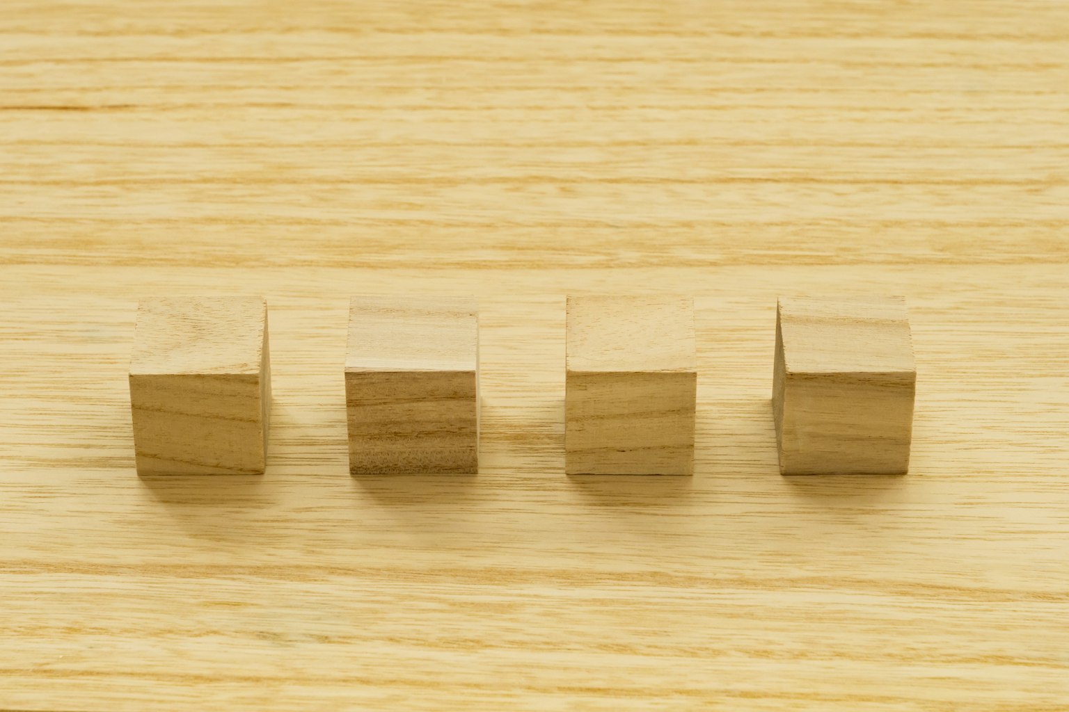 Image de petits cubes en bois disposés en rangée
