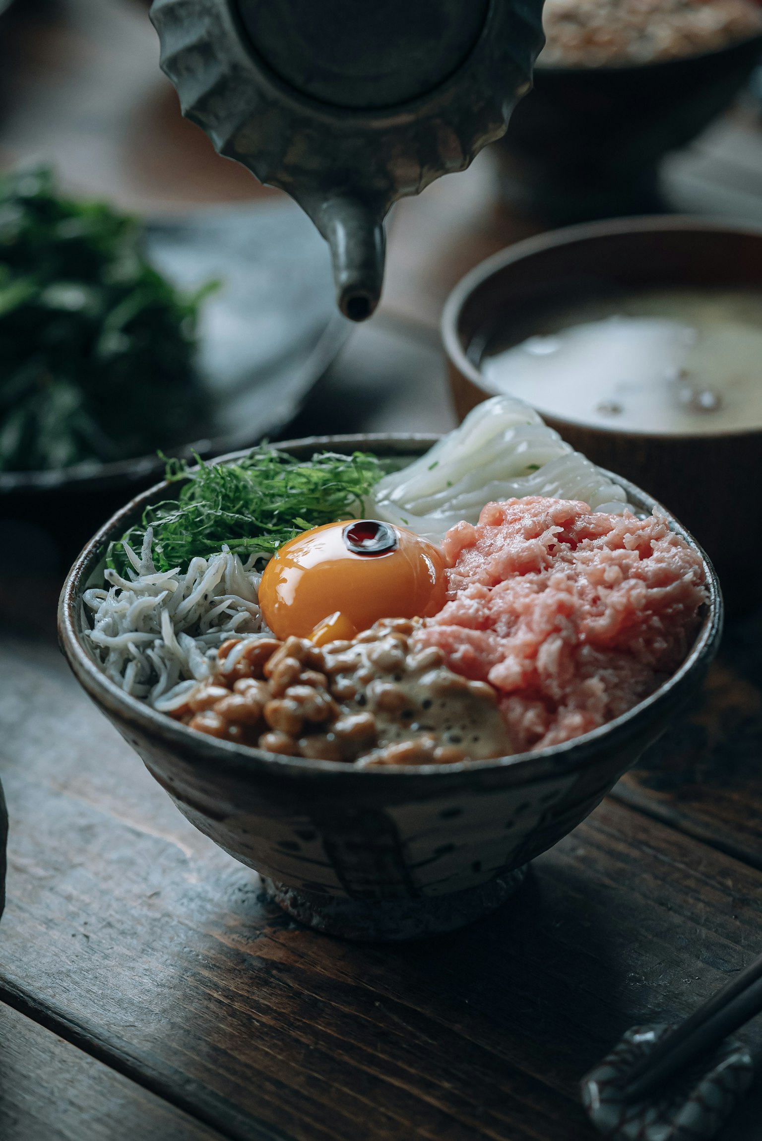 Schüssel Reis mit frischem Ei und rohem Fisch