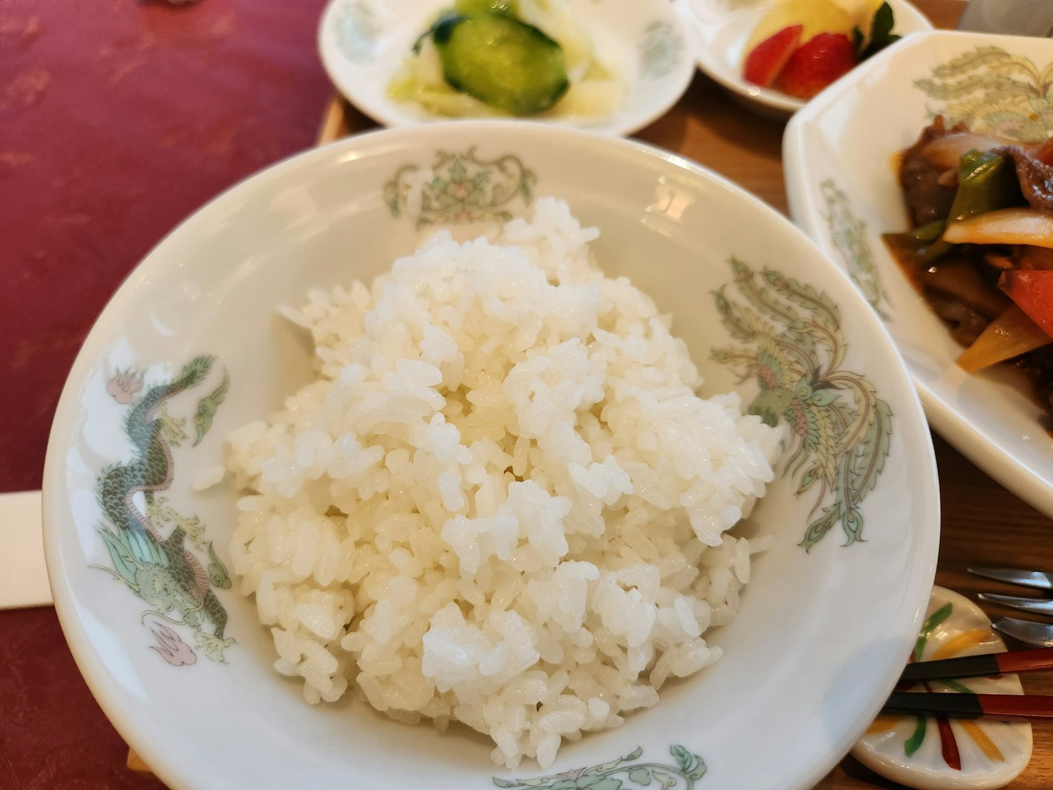 Bol de riz blanc avec des plats environnants