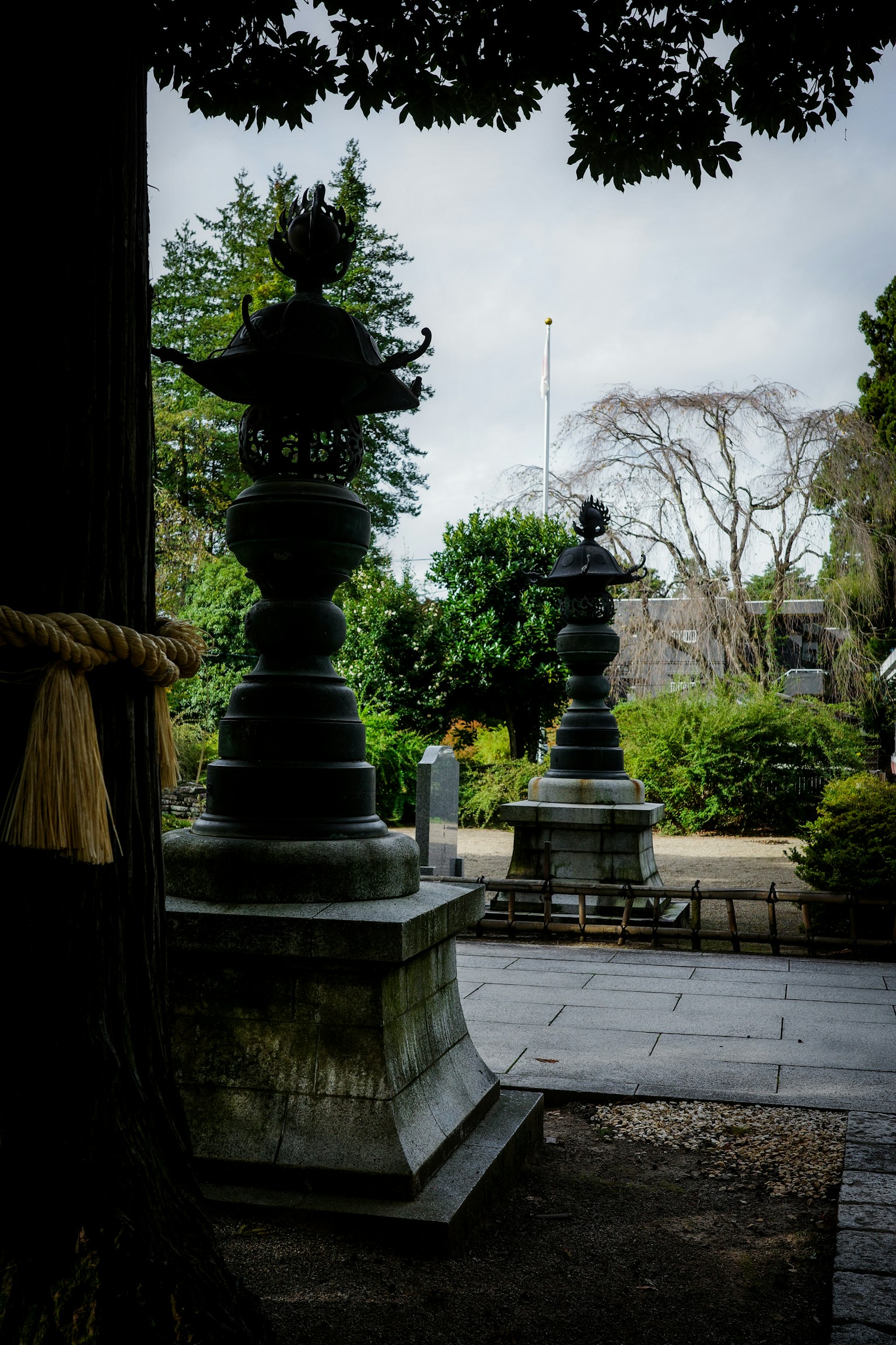 宁静的场景，展示花园雕塑