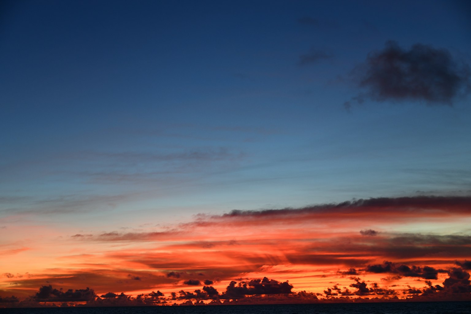 Hermoso degradado de naranja y azul en el cielo del atardecer