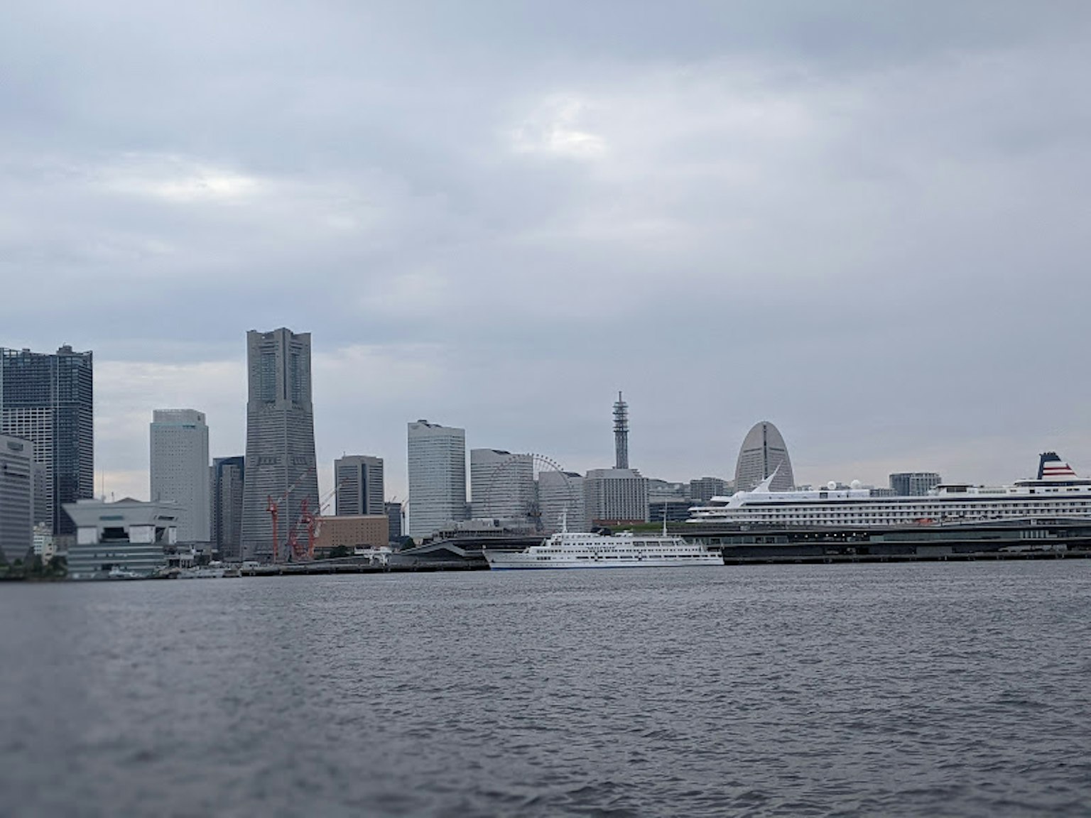 Đường chân trời Yokohama với các tòa nhà chọc trời và du thuyền