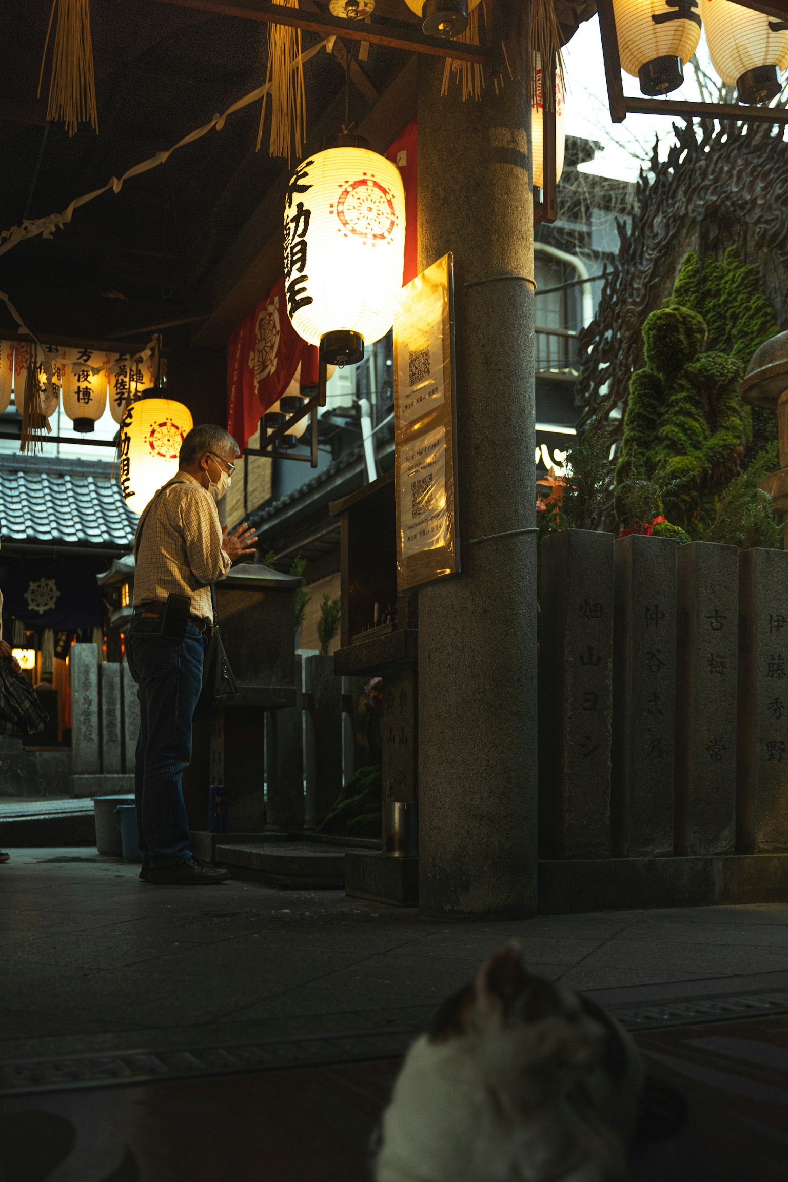 夜間街景，有人在燈籠照亮的小攤前點餐