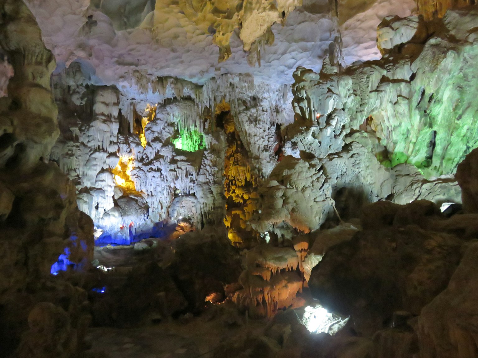 Innenansicht einer Höhle mit farbenfrohen Lichtern beleuchtet