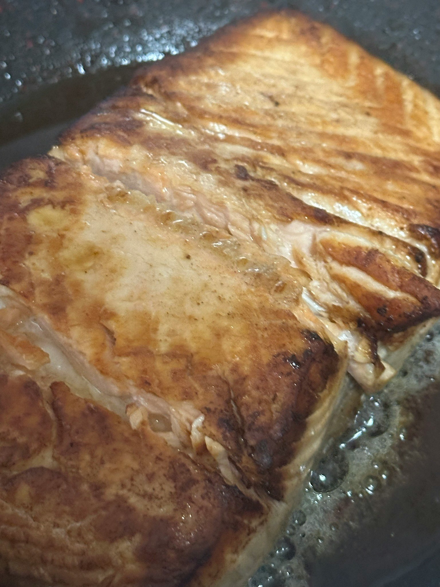フライパンで焼き目のついた肉の塊