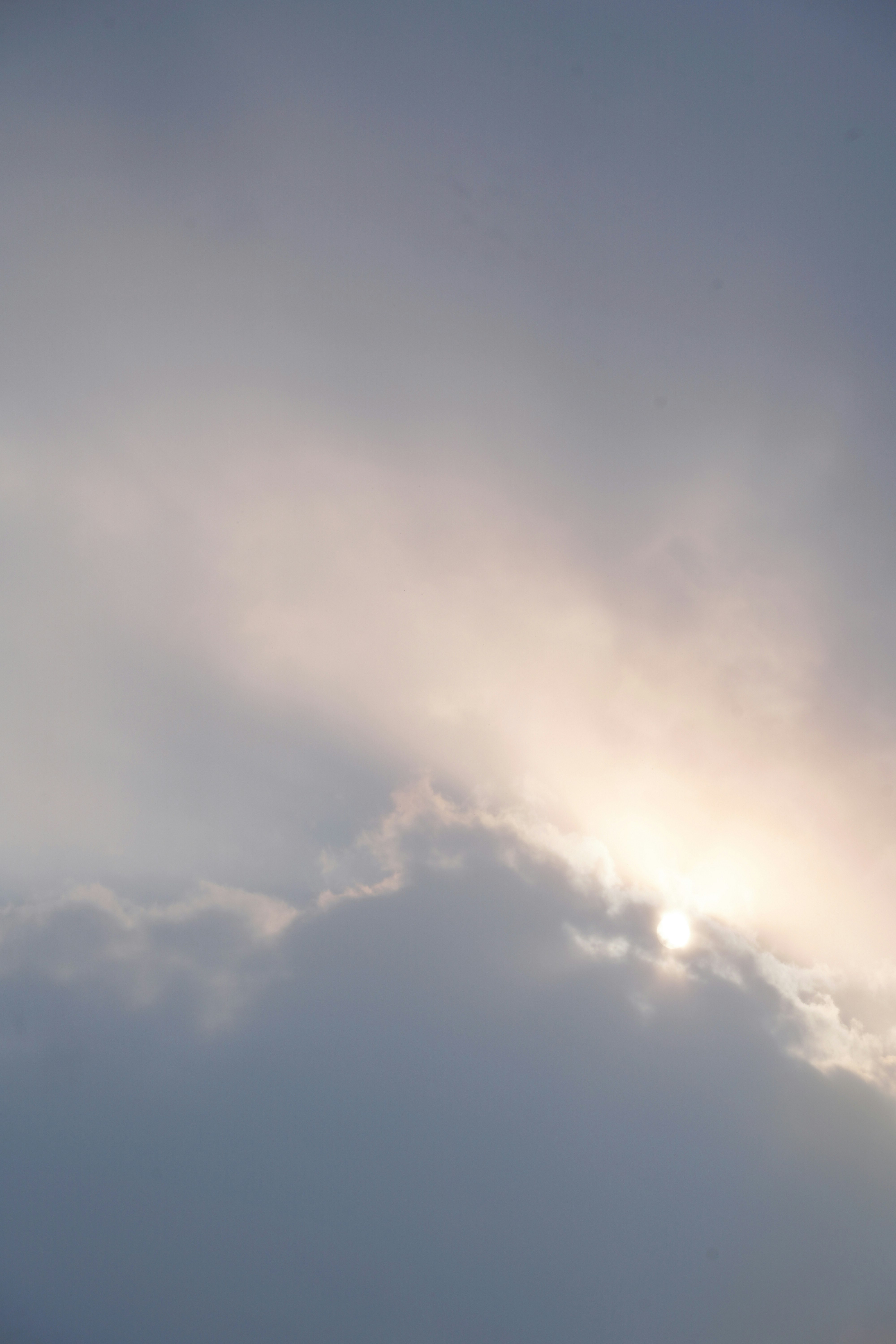 青灰色の空に広がる雲と夕暮れの光
