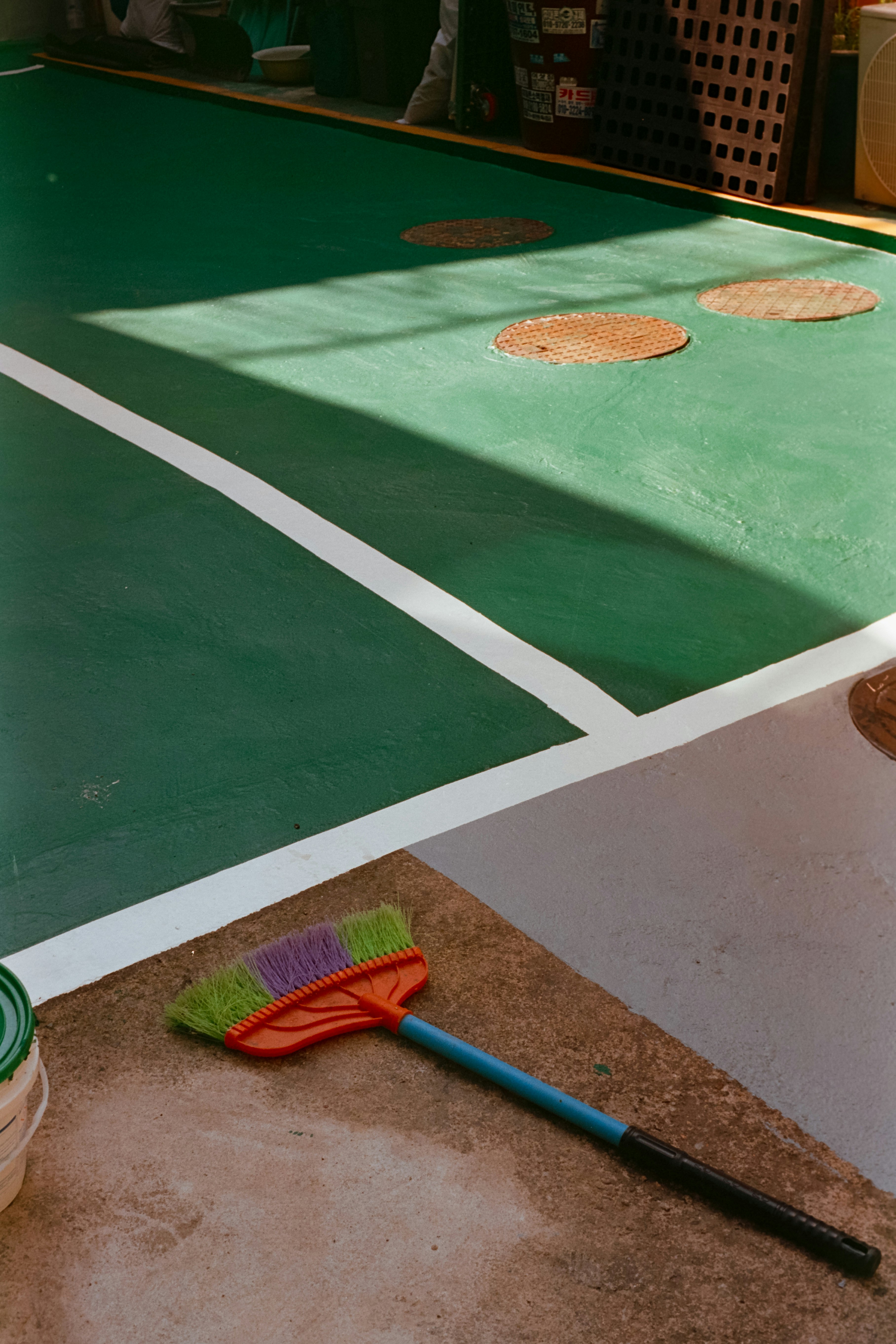 Suelo de zona de juegos verde con líneas blancas y arena