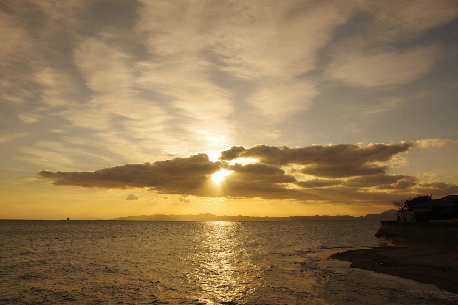 Stupendo paesaggio di tramonto sul mare con nuvole illuminate nel cielo