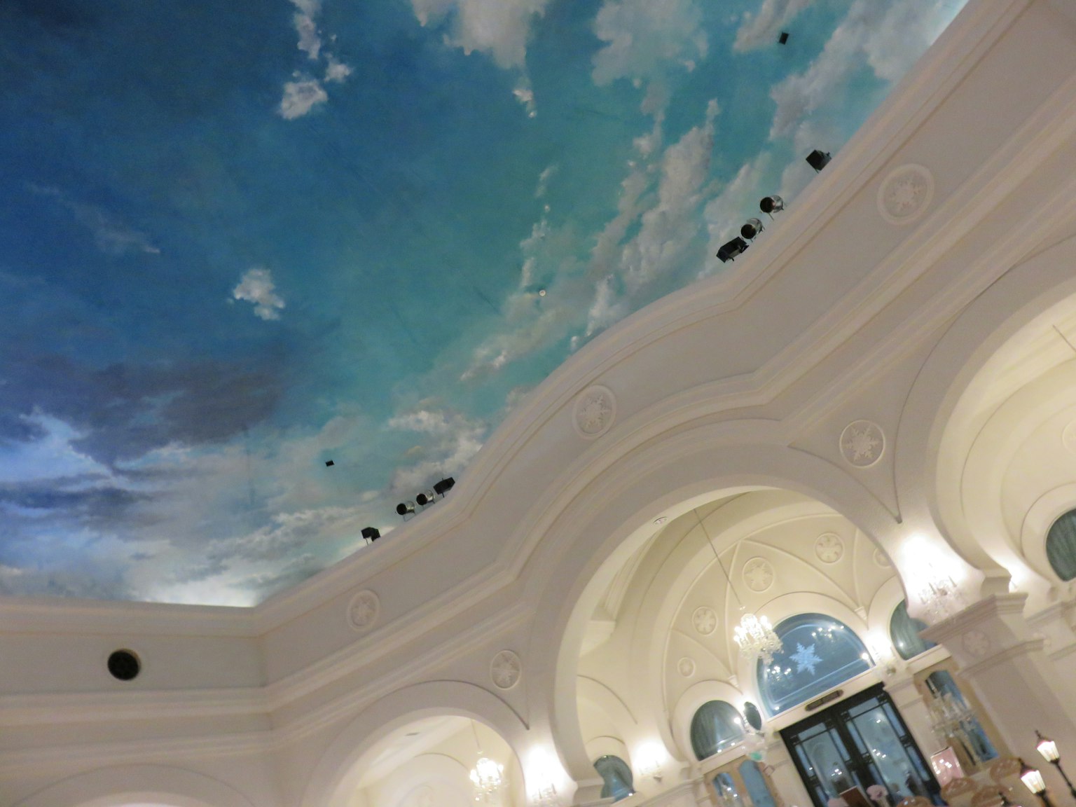 ภายในที่สวยงามพร้อมเพดานที่ทาสีเหมือนท้องฟ้าสีฟ้าและเมฆ