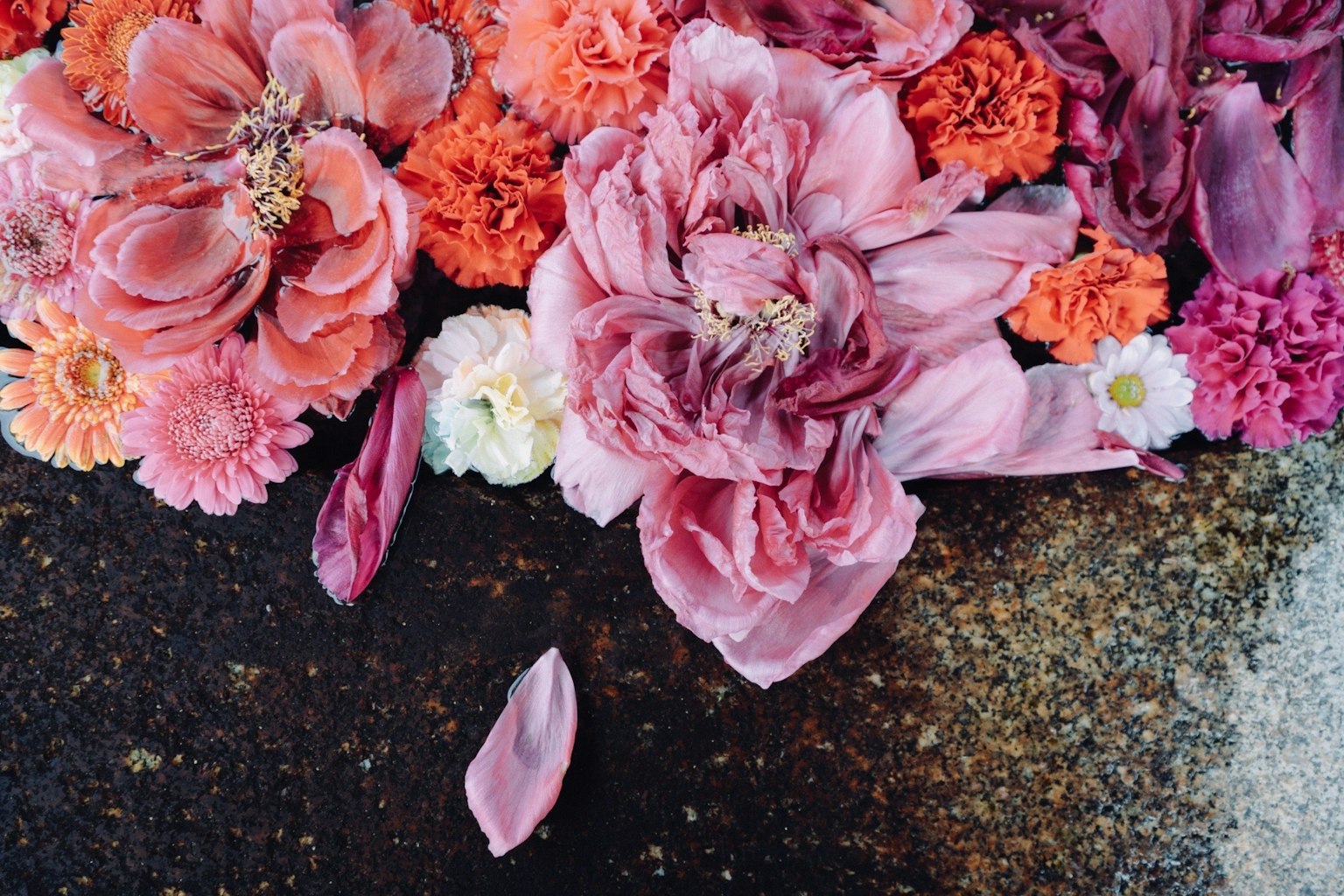 Un bellissimo arrangiamento di fiori colorati in diverse tonalità
