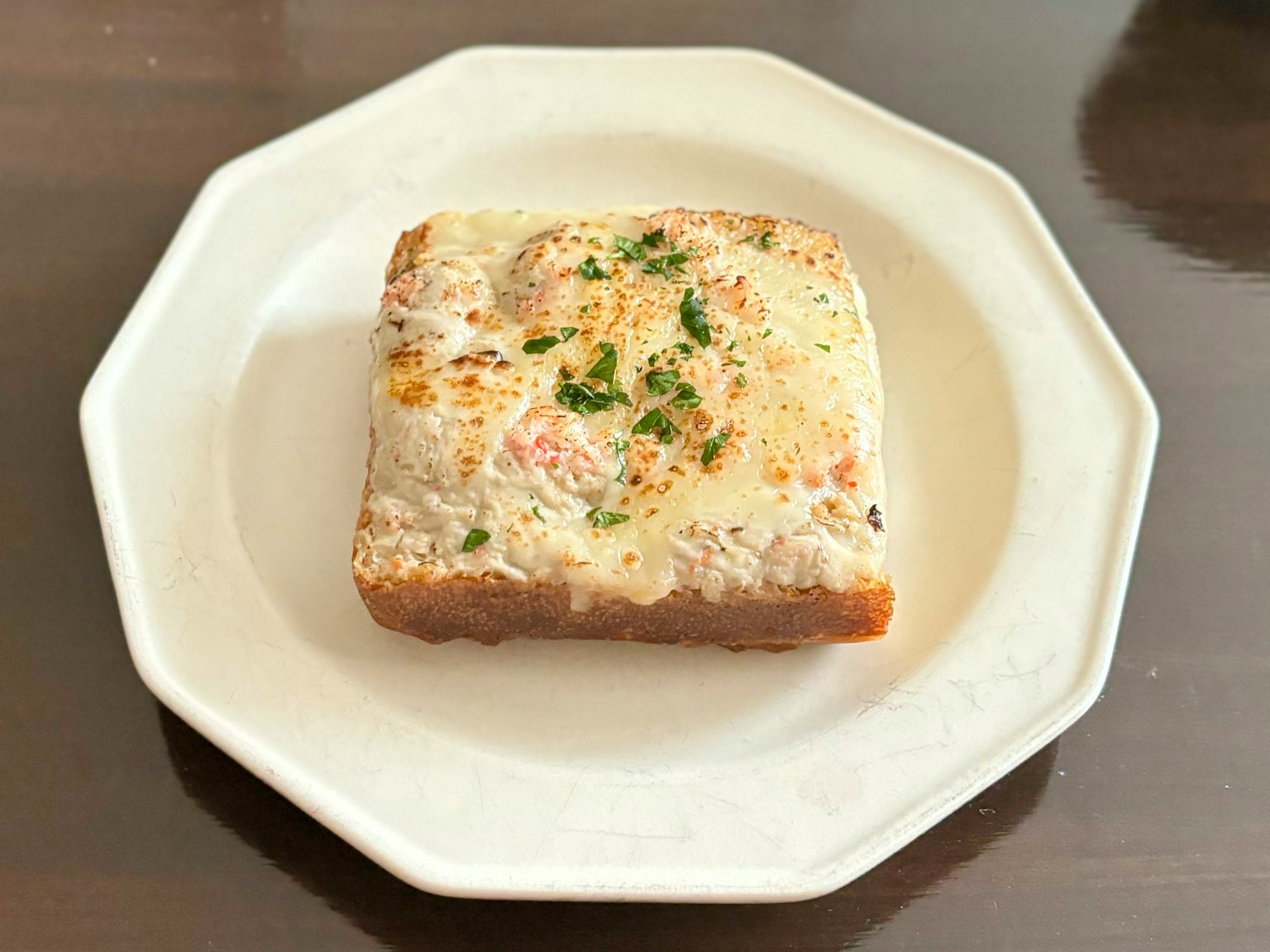 Pane tostato guarnito con formaggio e erbe