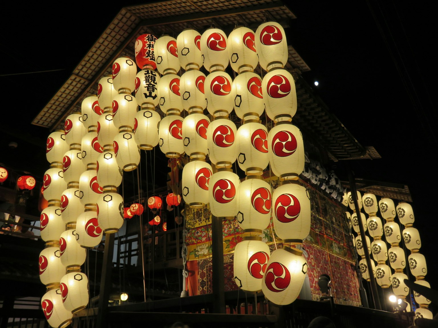夜間裝飾有紅色圖案燈籠的傳統建築