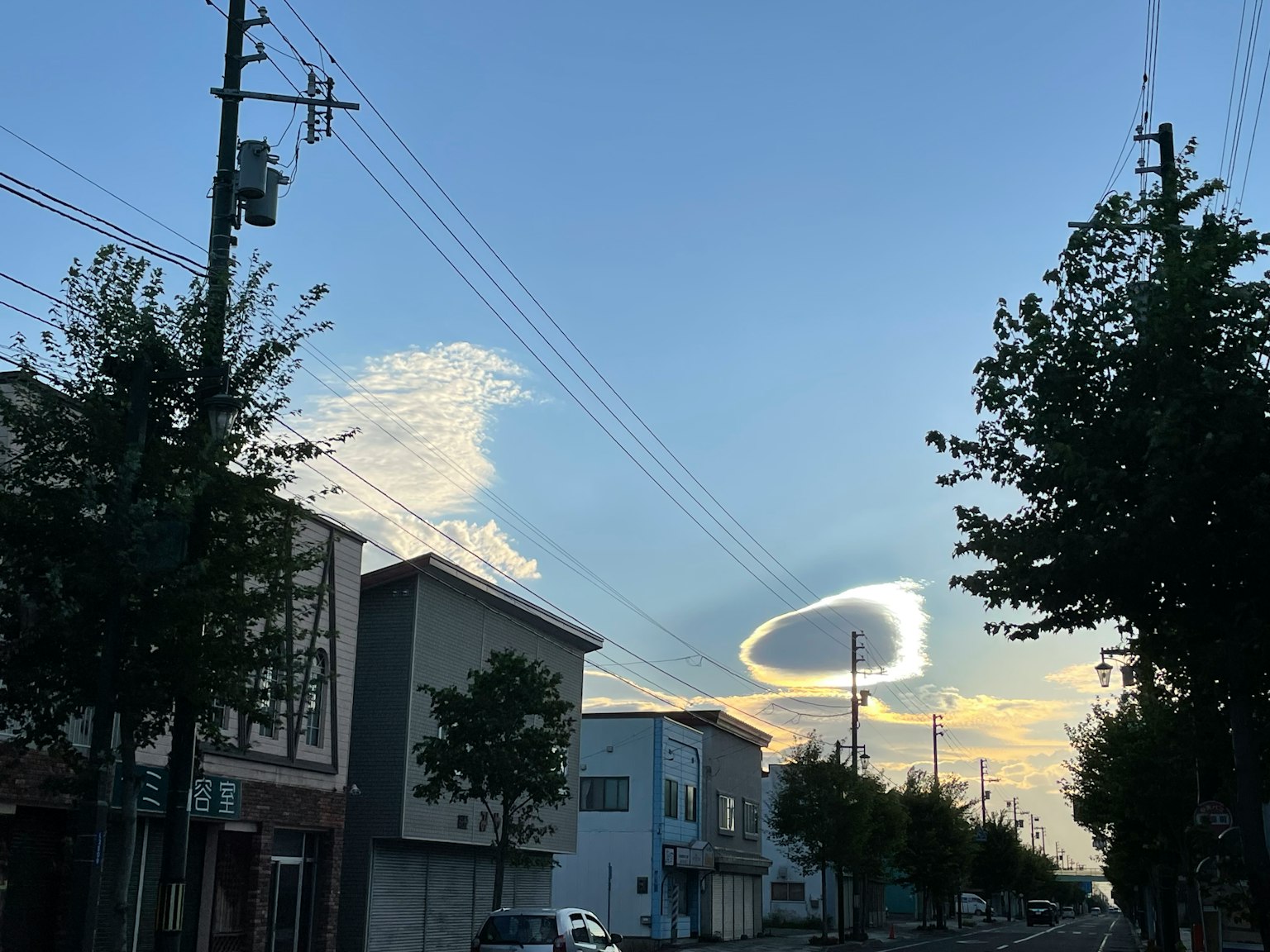 城市風景，藍天和白雲