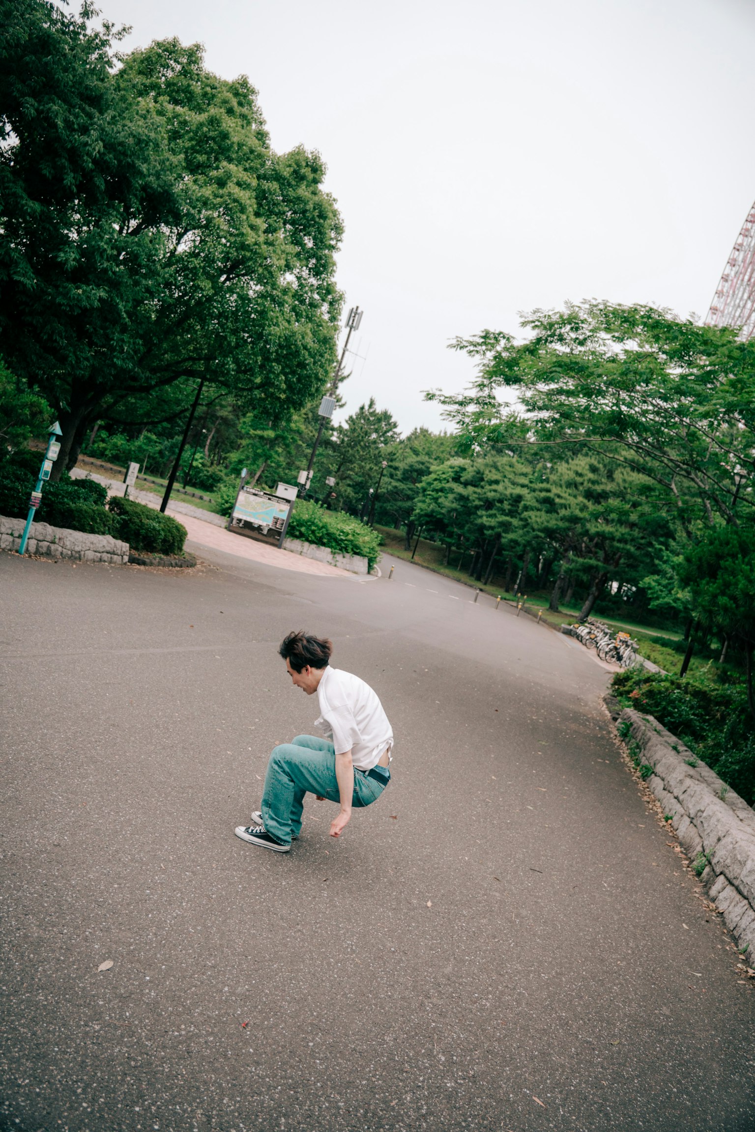 一個年輕人在公園裡滑滑板