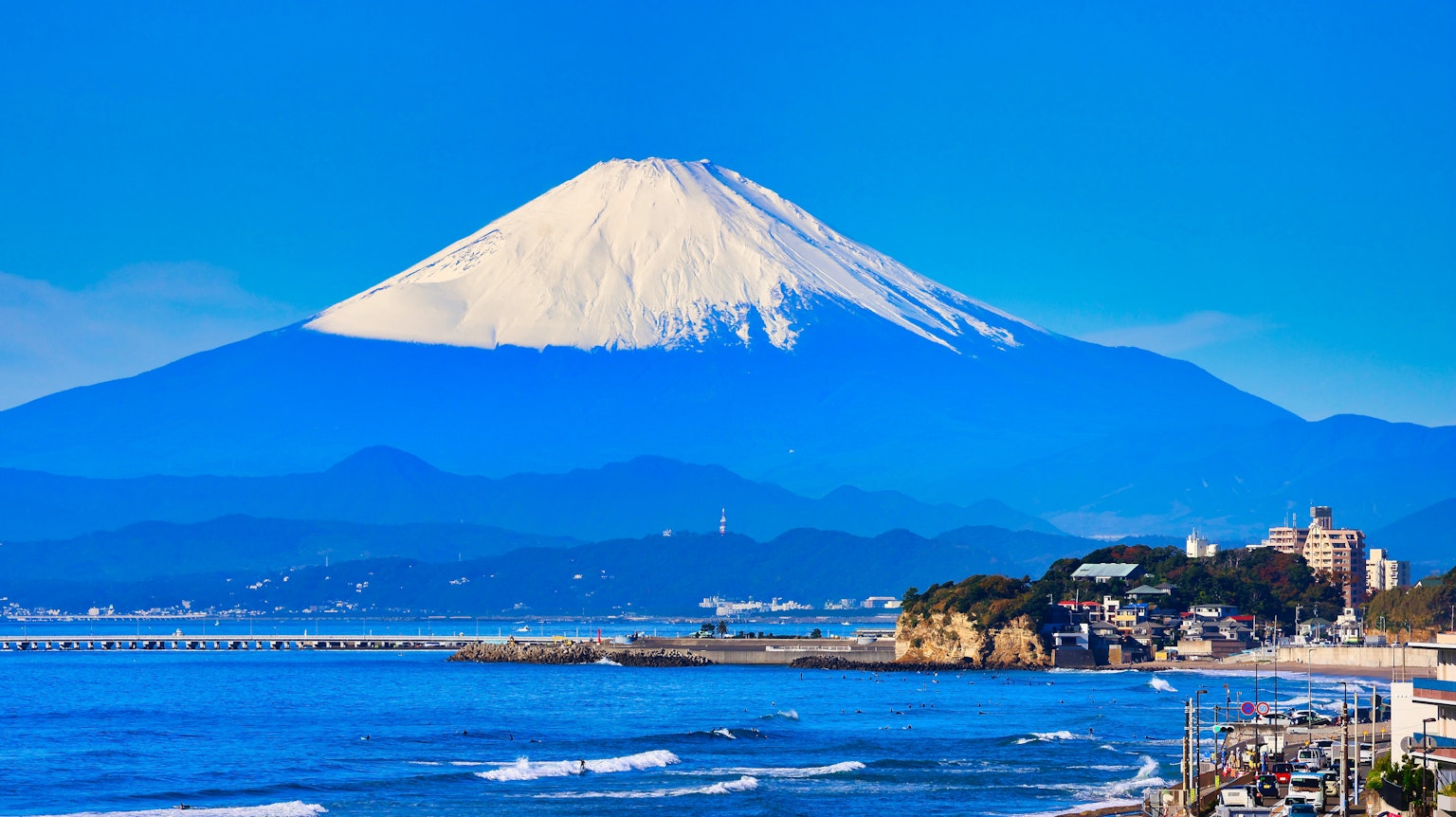 Vue magnifique du mont Fuji avec un ciel bleu clair et l'océan
