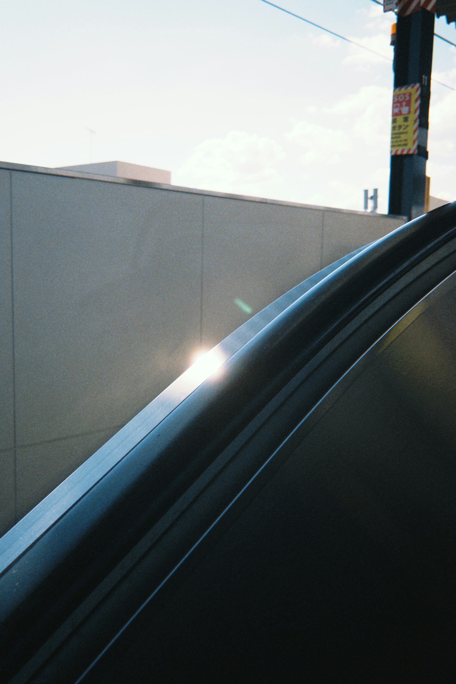 Foto, die den Rand eines Autofensters mit reflektiertem Licht zeigt