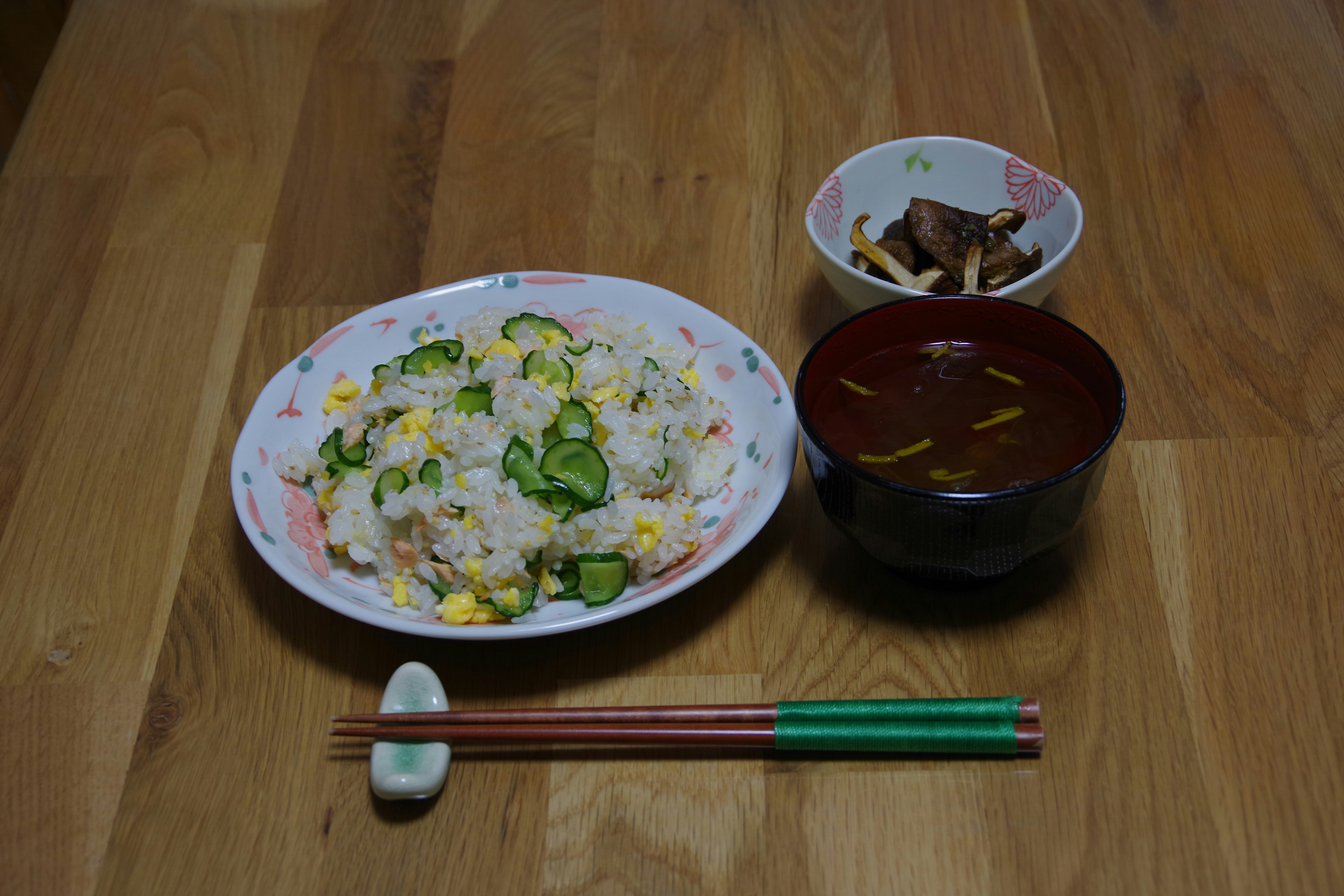 nasi dan sup miso di lantai kayu dengan mangkuk kecil untuk kucing