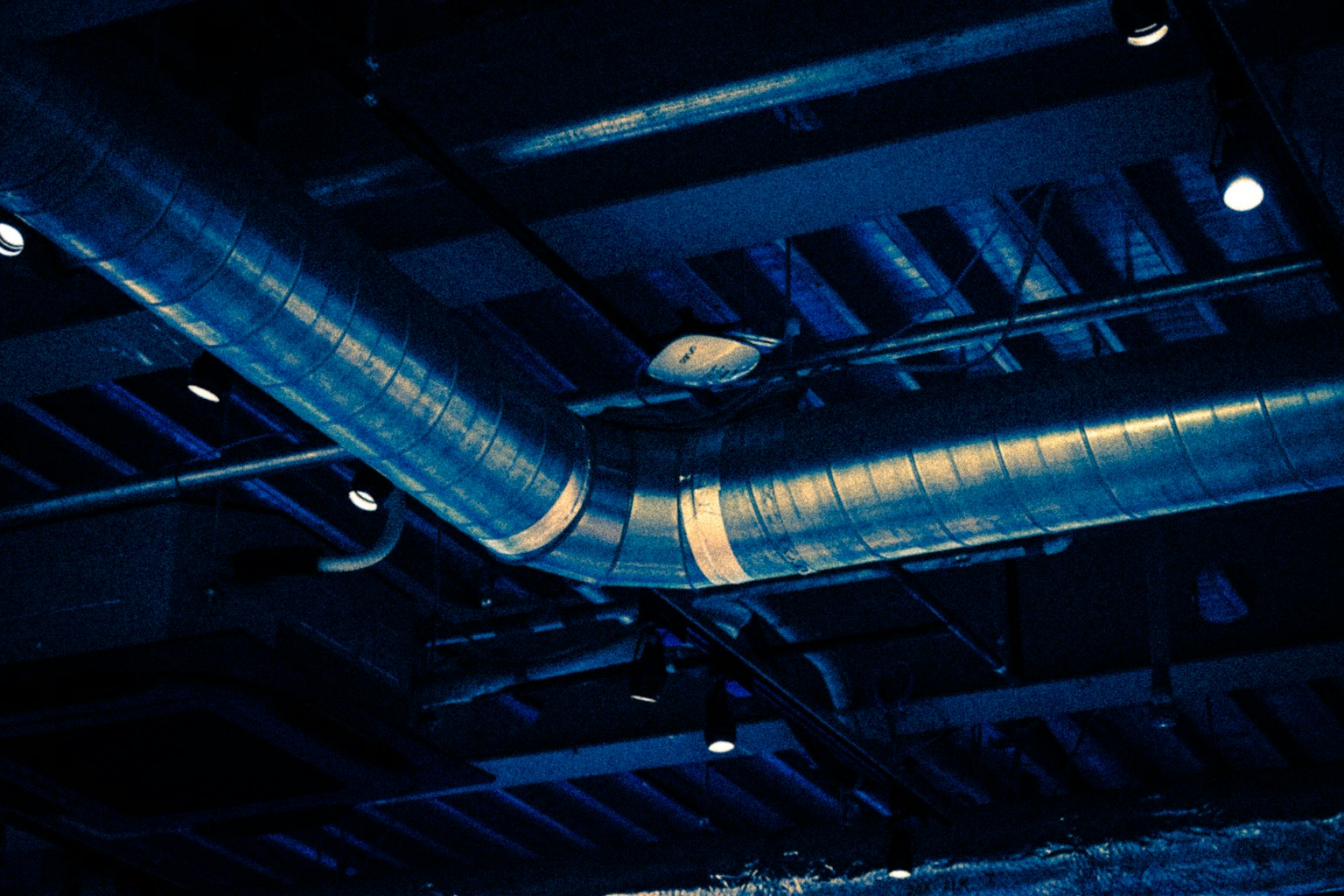 Tubi metallici e design del soffitto scuro
