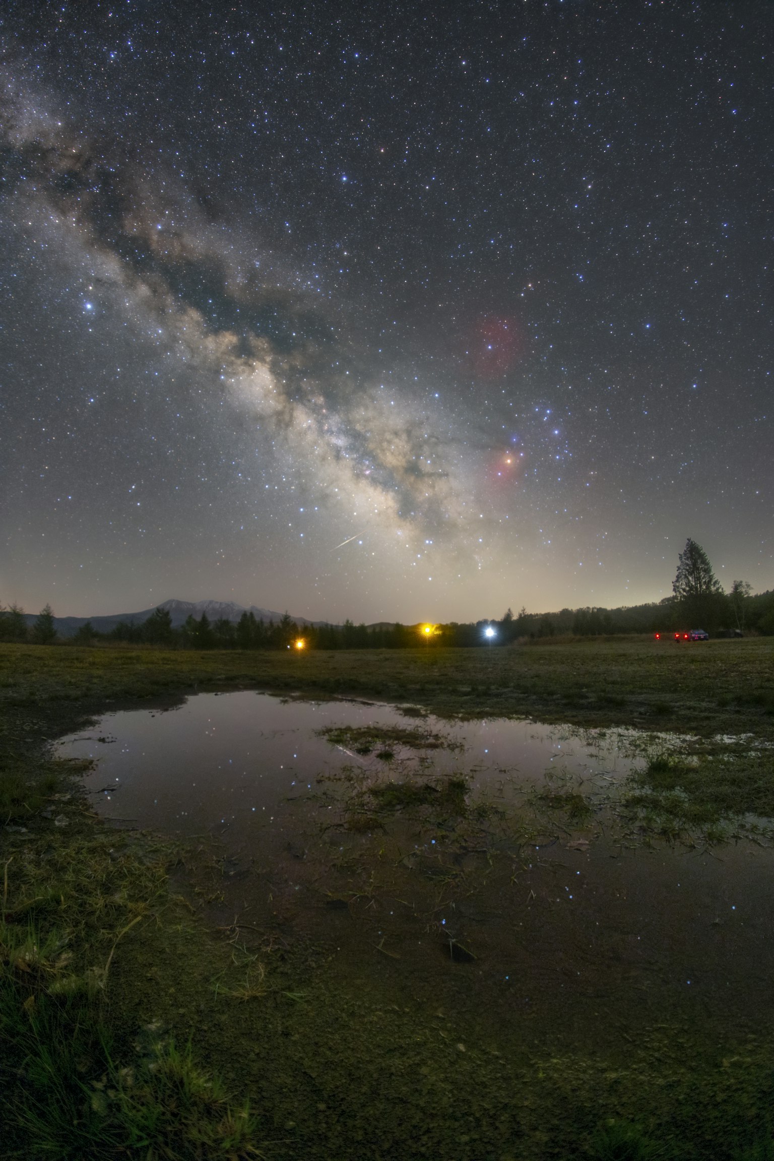 Una vista mozzafiato della Via Lattea sopra uno stagno riflettente di notte