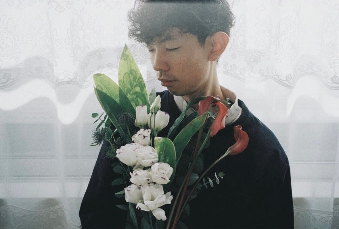 抱著花束的男子側臉