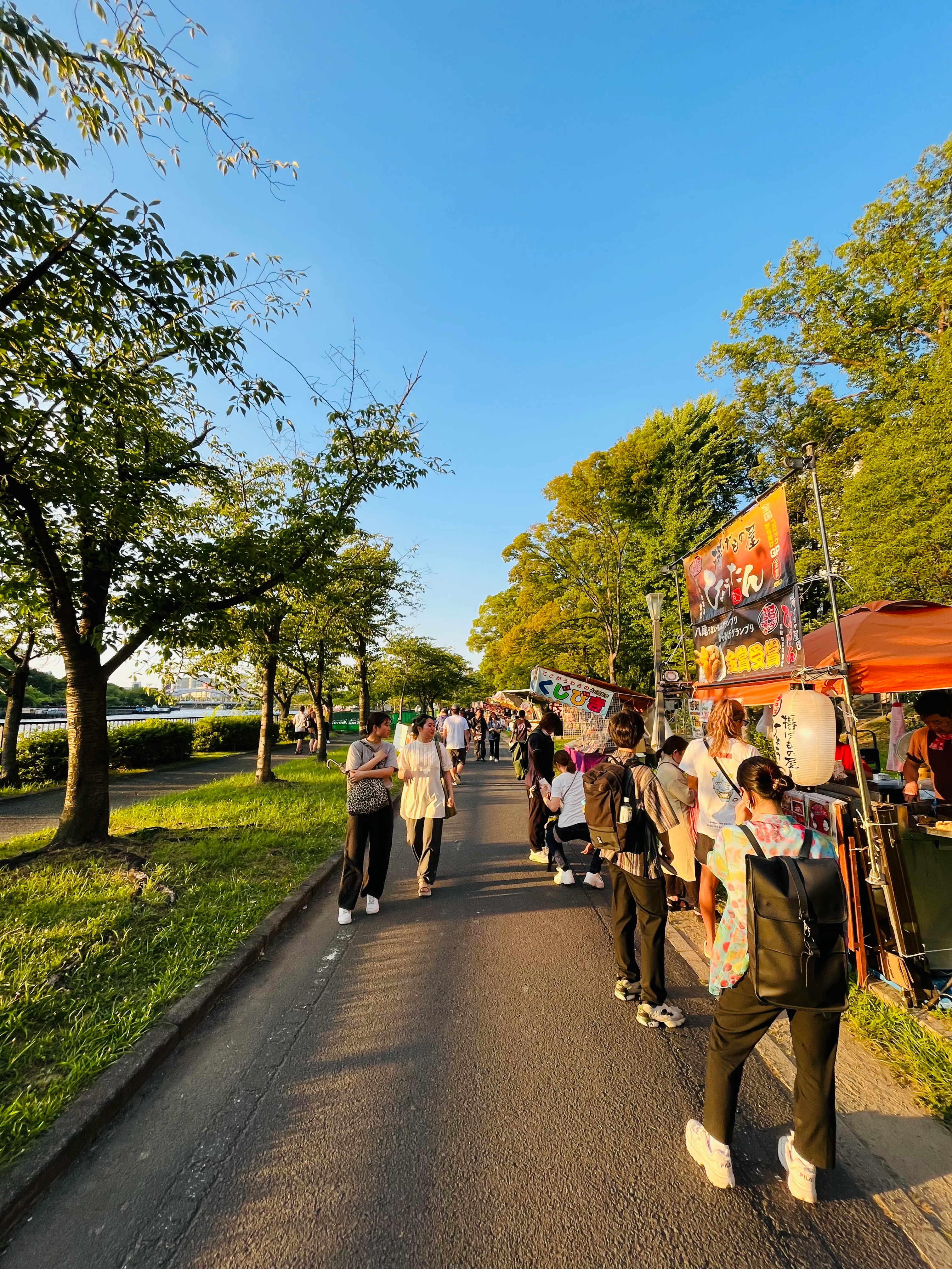 林蔭道旁的活動街區與攤位小吃店