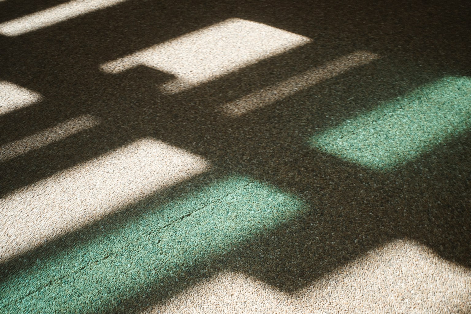 Mẫu ánh sáng và bóng trên sàn