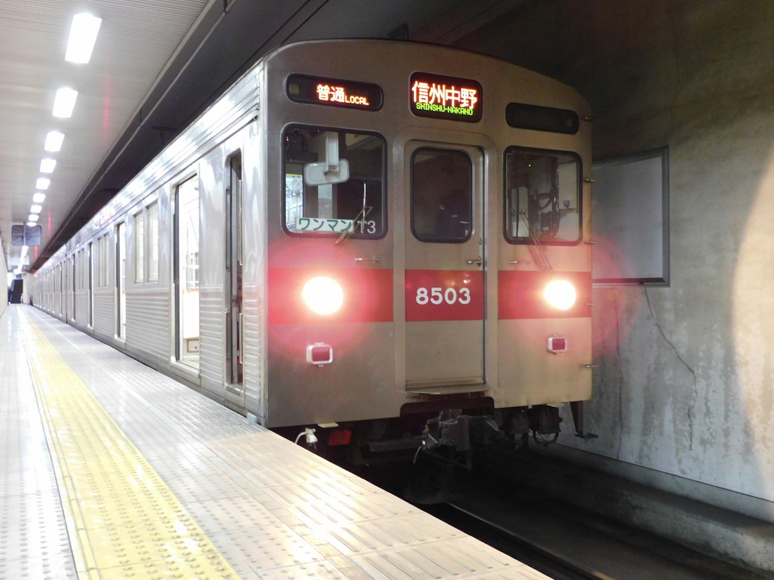 Kereta nomor 8503 di stasiun subway