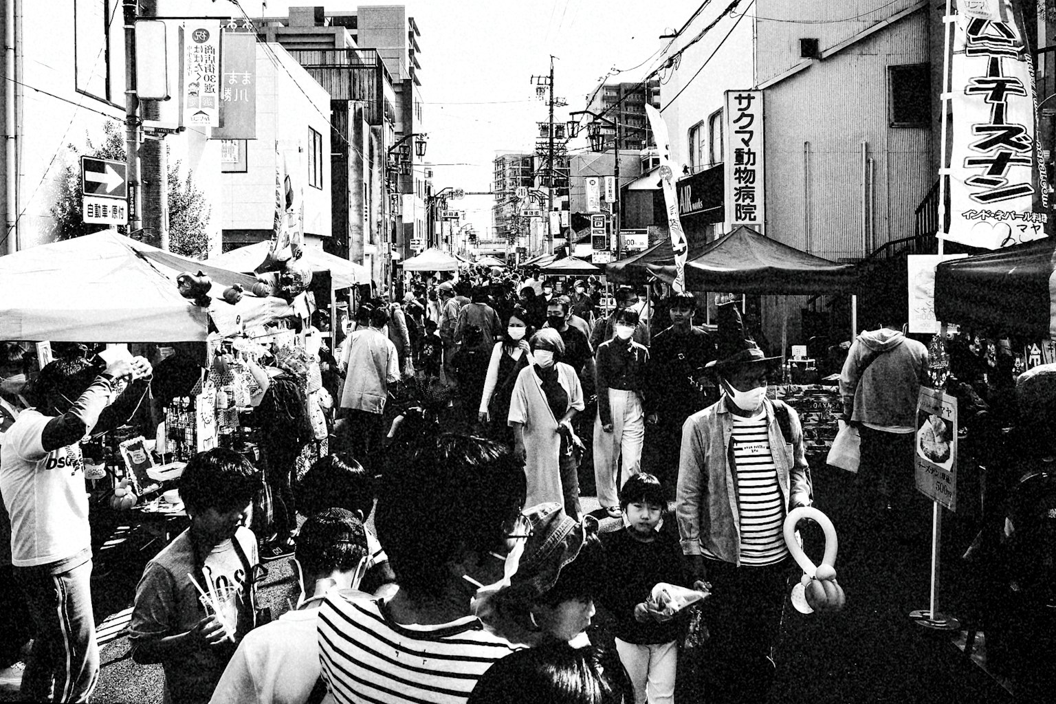 ถนนตลาดที่คึกคักมีผู้คนหนาแน่น