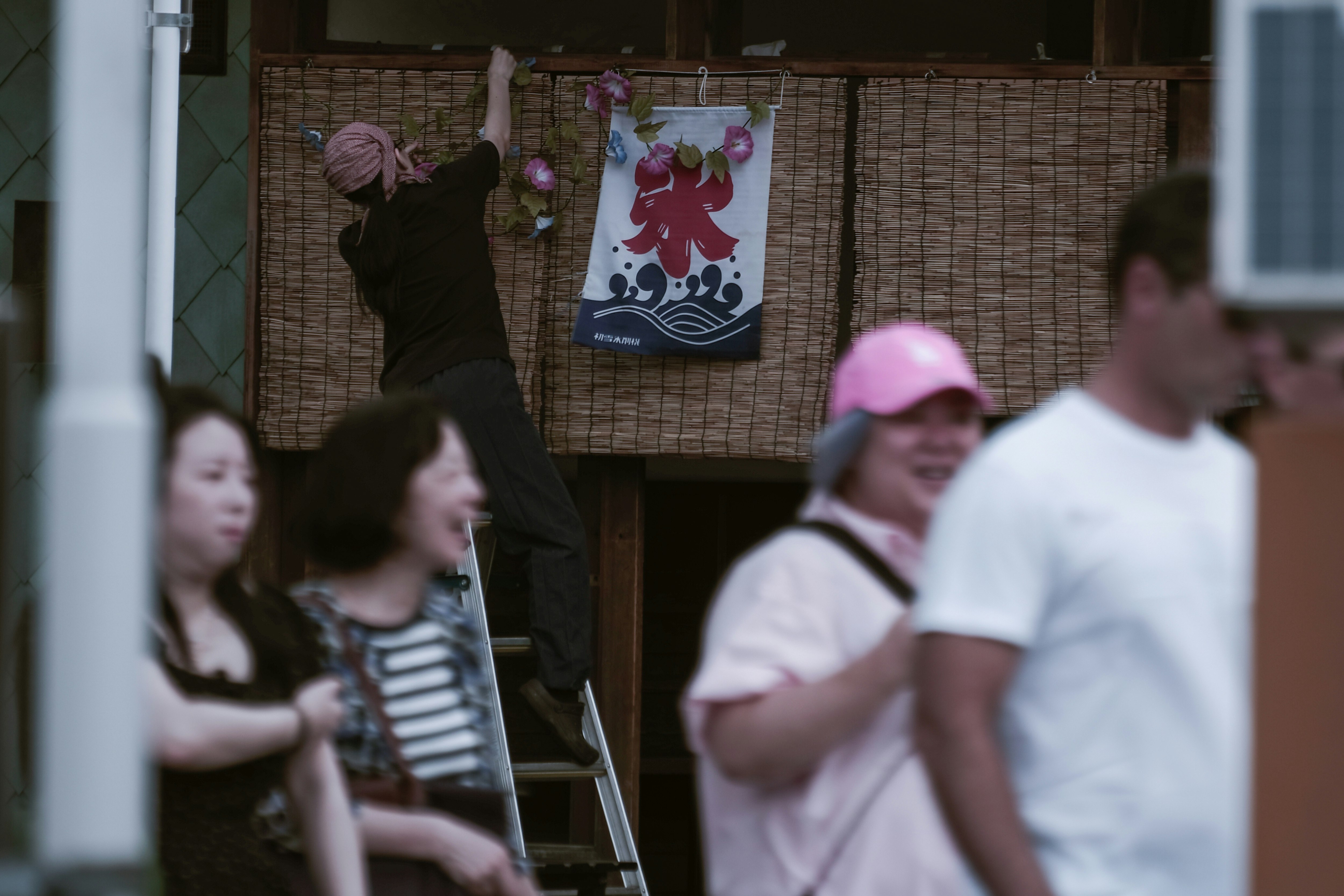 築地街頭攤位上人們準備刨冰