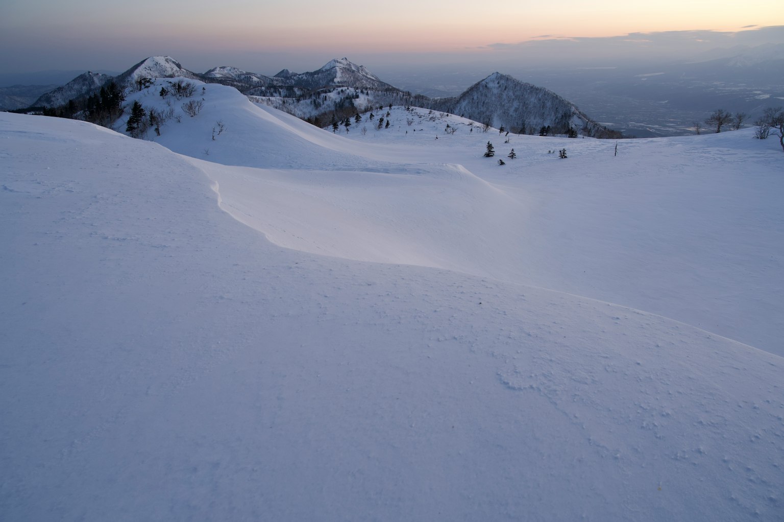 被雪覆蓋的山脈風景和黃昏天空
