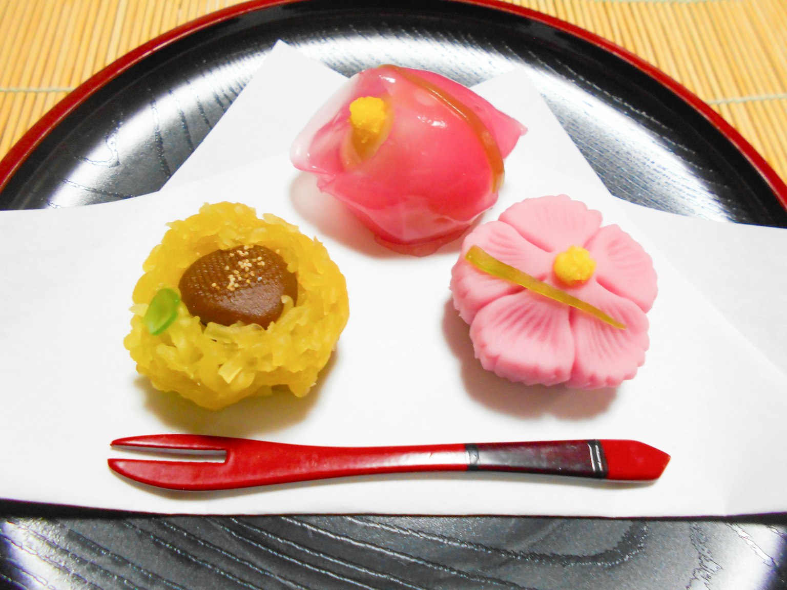 Ba loại wagashi đầy màu sắc được sắp xếp trên đĩa