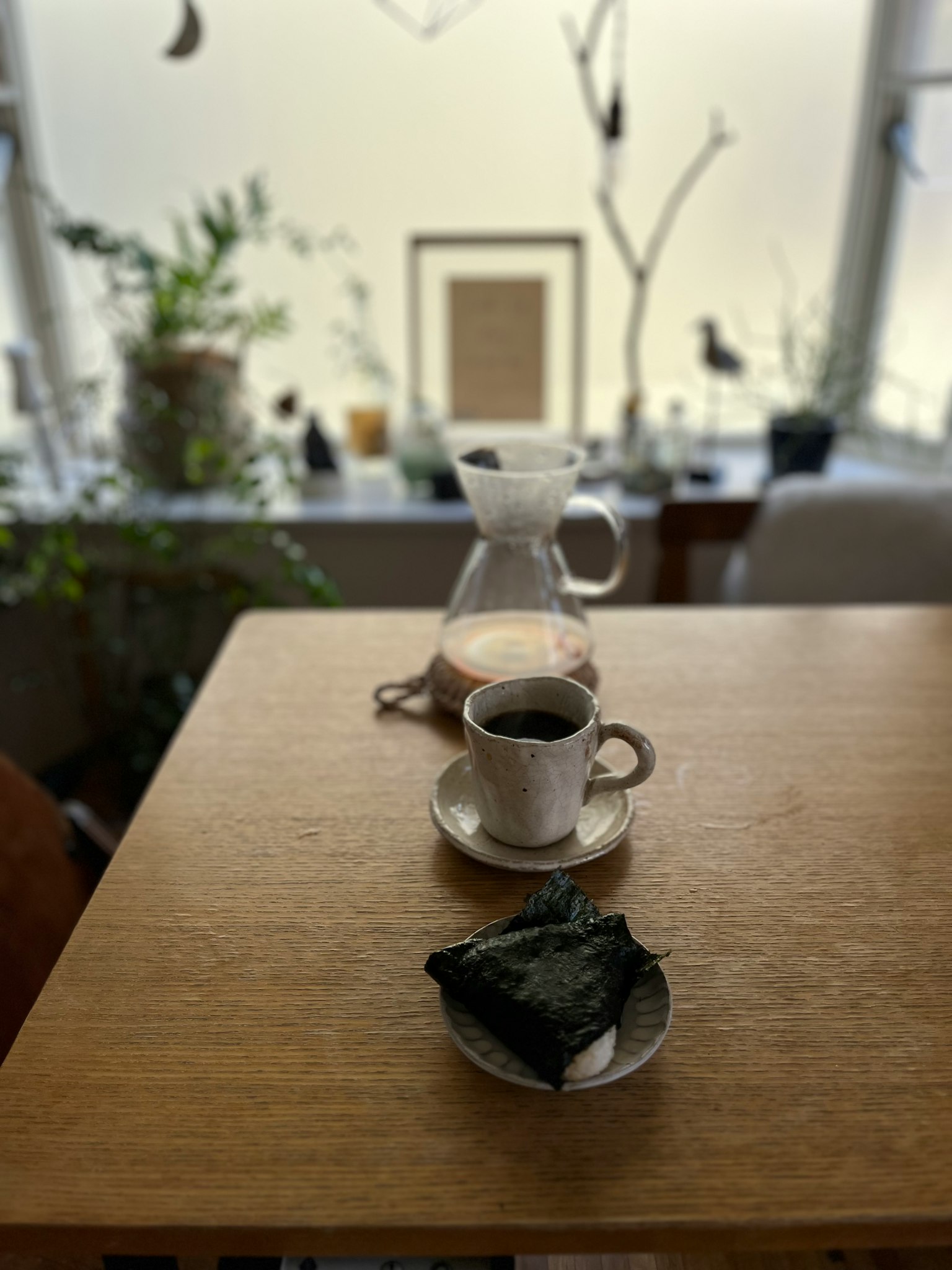 Una scena di caffè semplice con una tazza di caffè e un dolce giapponese su un tavolo di legno