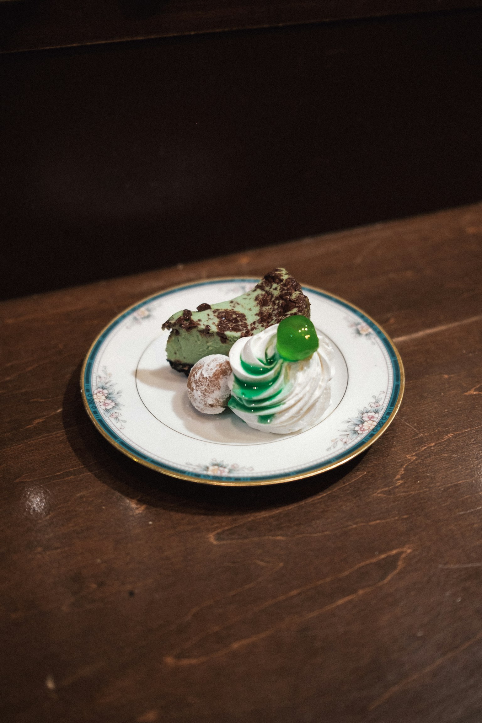 Un plato con helado verde y postre de chocolate