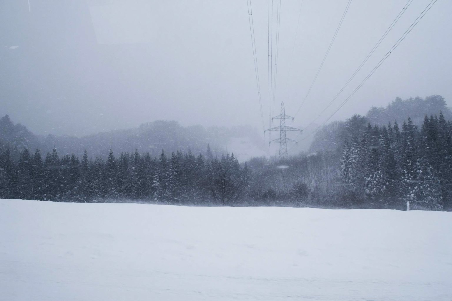 雪覆盖的冬季景观和电线