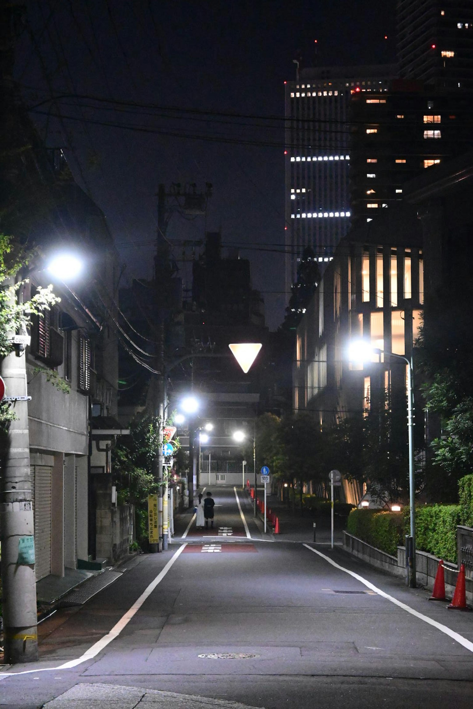 夜晚东京安静的街道和明亮的路灯